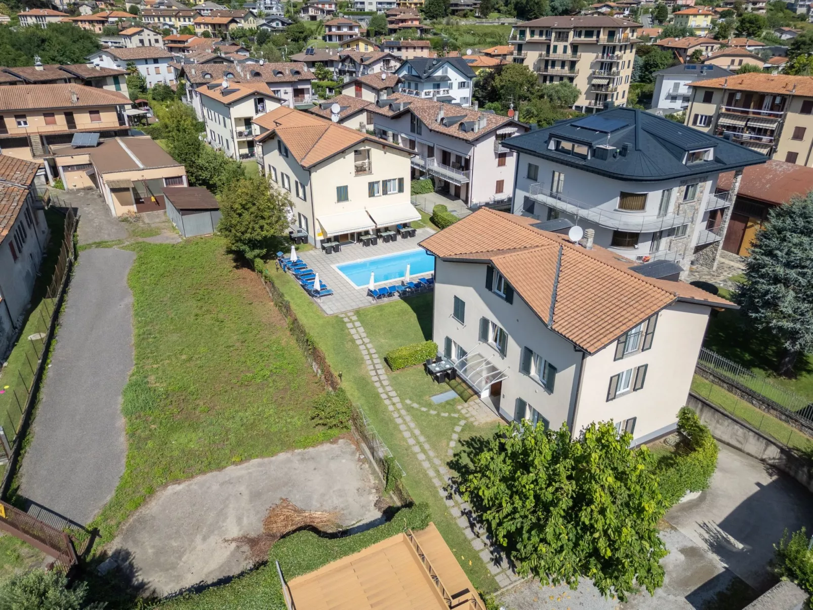 Angenehme Wohnung mit Garten und Pool-Draußen