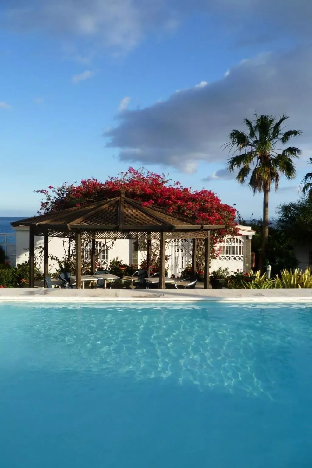 Bungalow auf einem Felsen direkt am Meer-Draußen