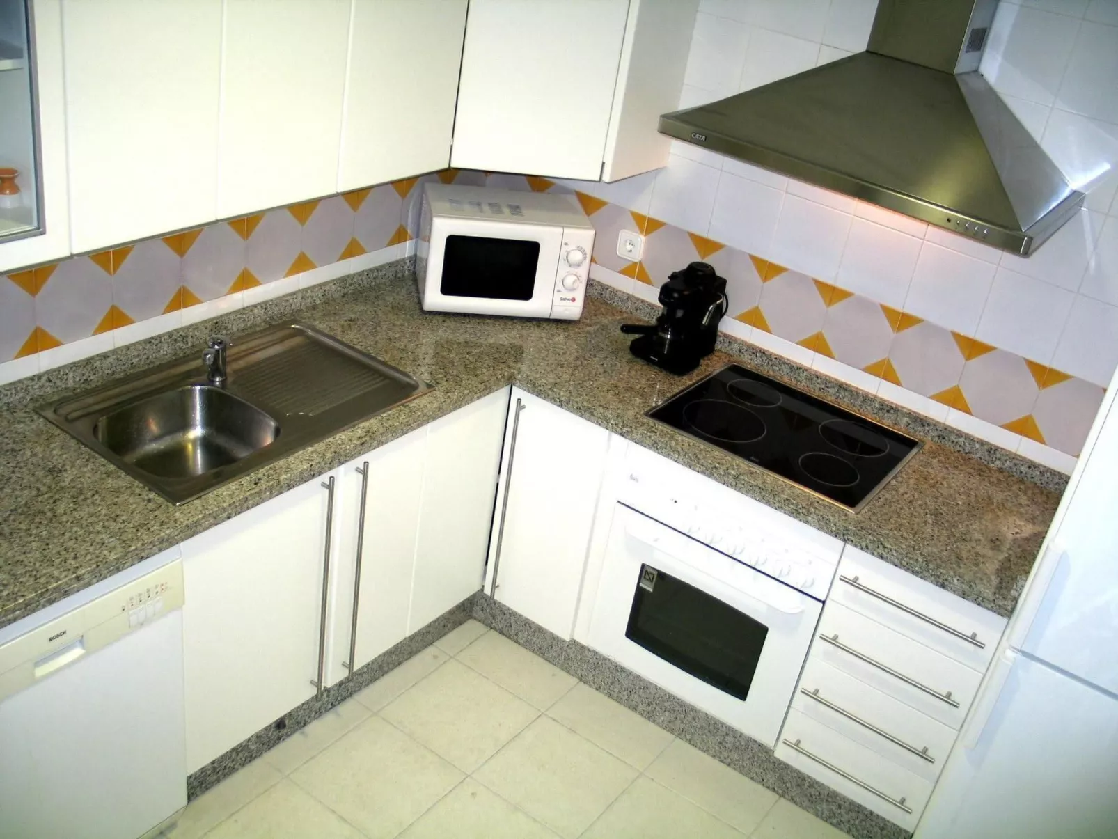 Mit Terrasse, Pool und Garten-Inside