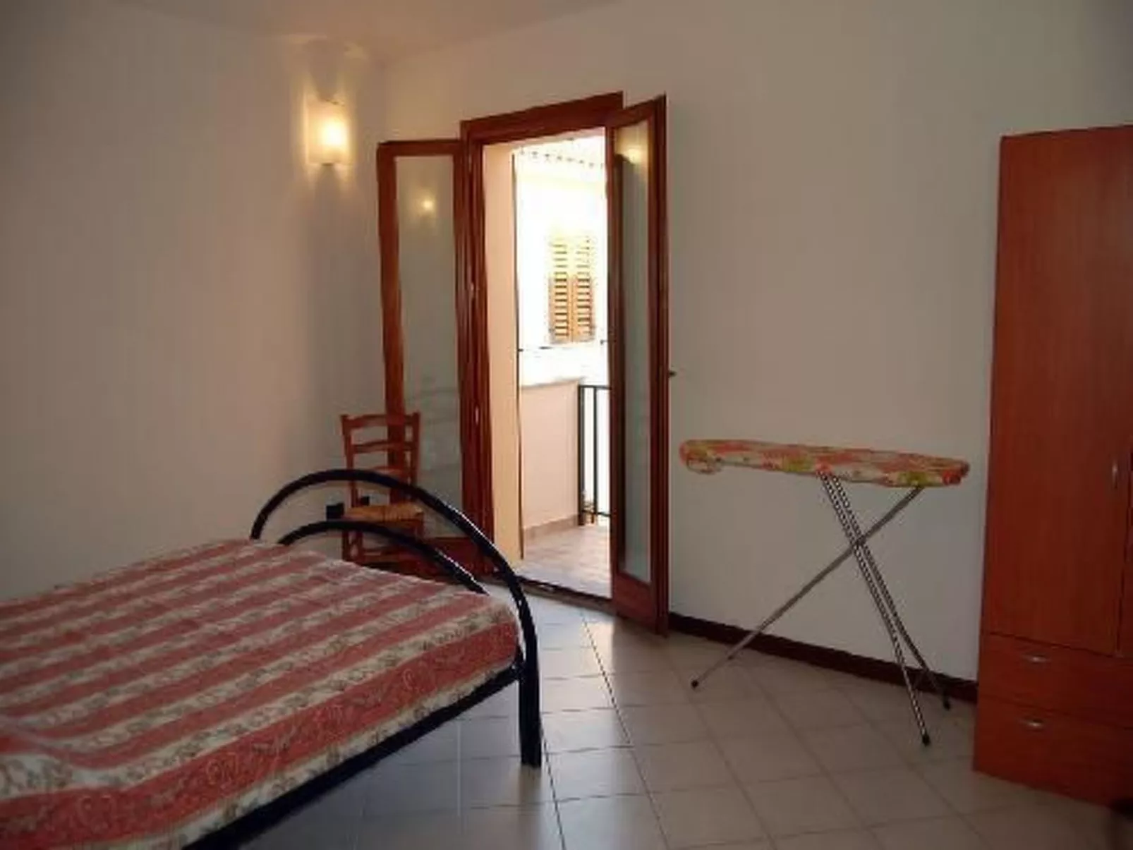 Unterkunft mit Terrasse am Meer-Drinnen