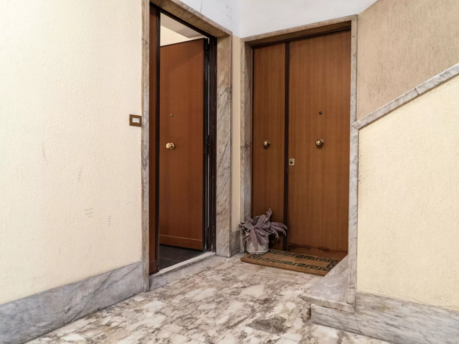 Wohnung 'Danke Vatikan'-Drinnen