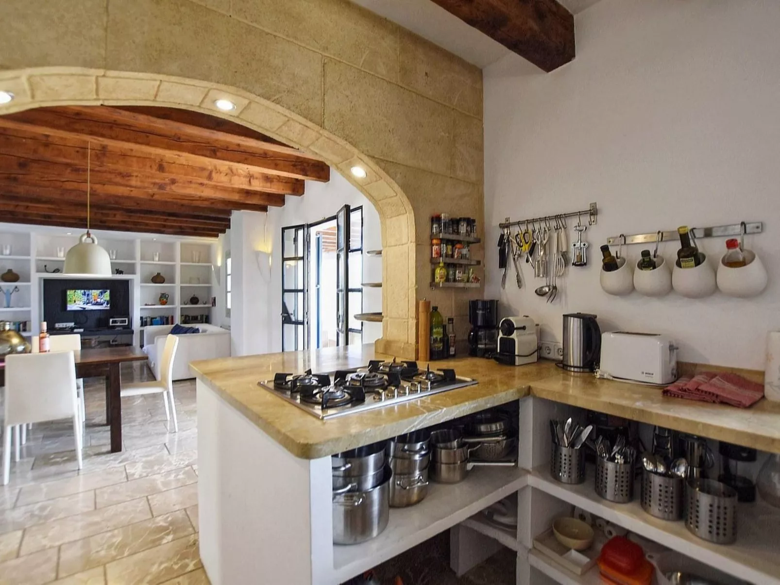 Ibizenkisches Haus mit Pool und Beachvolley-Blick-Drinnen