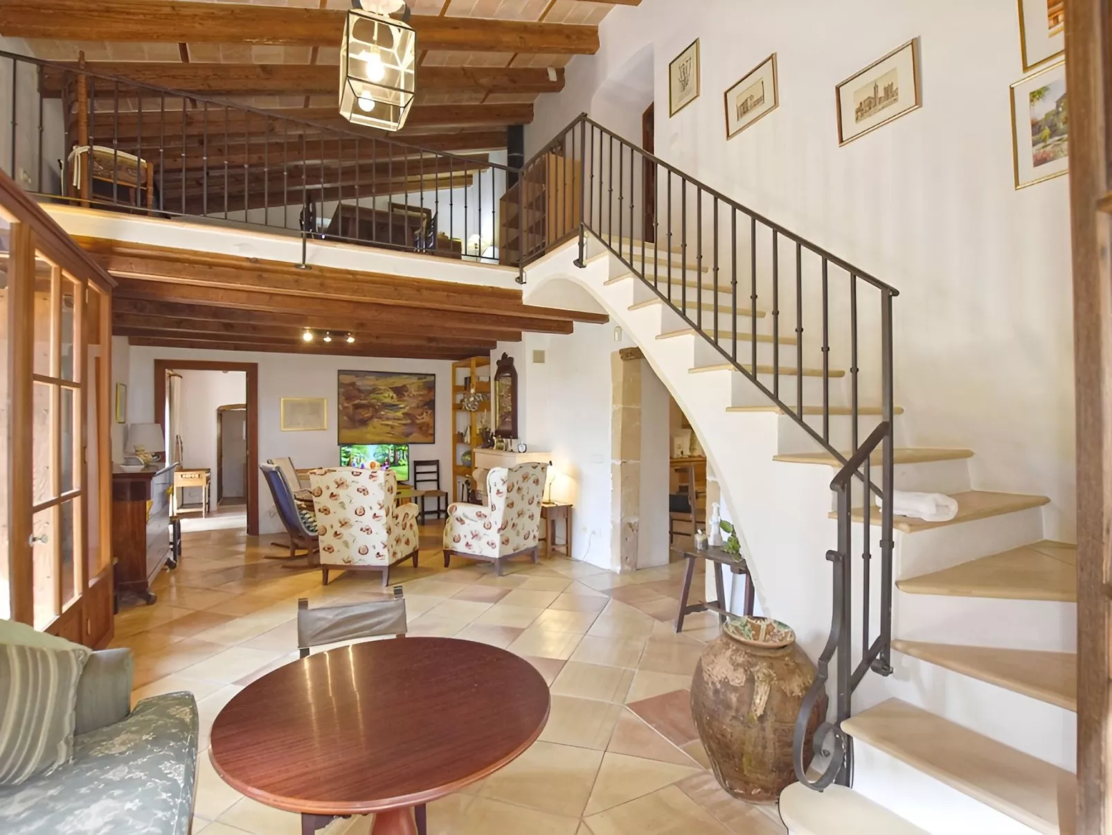 Finca mit Ruhe und Infinity-Pool-Drinnen