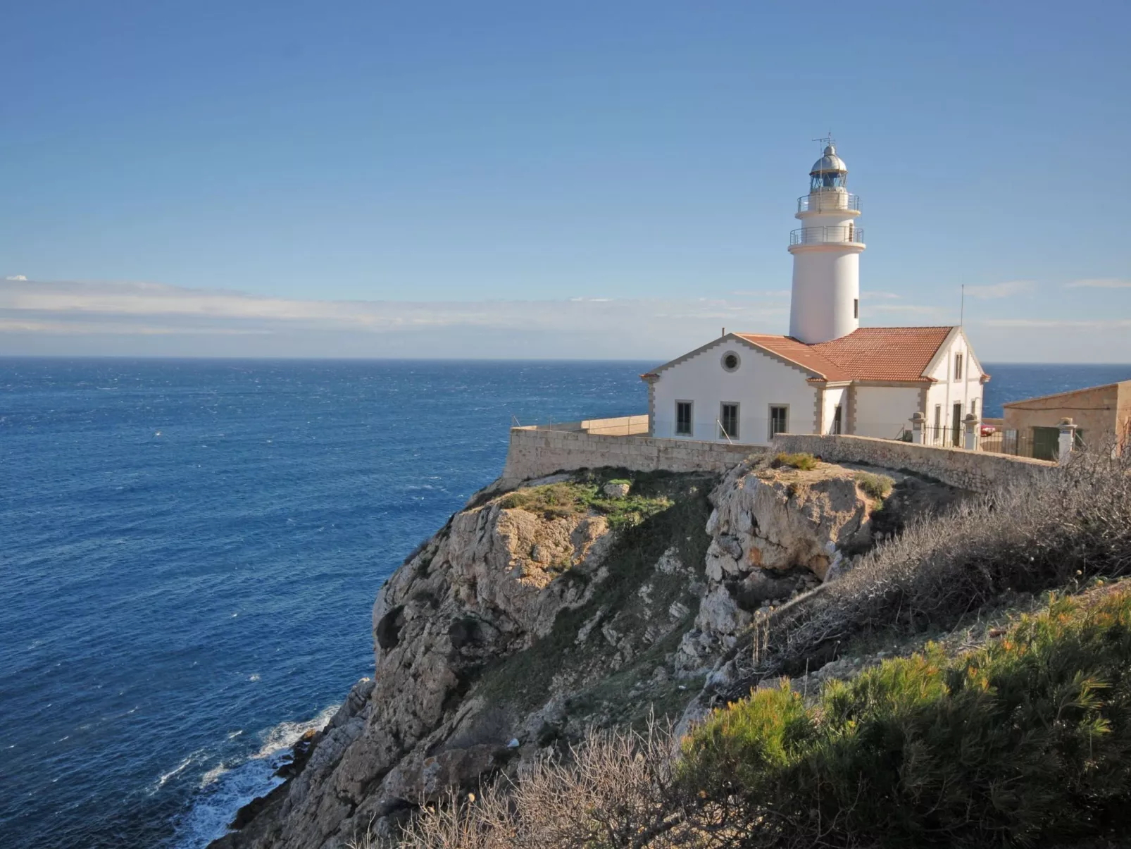 Landhaus mit Garten, Sonnenterrasse sowie überdachter Terrasse und Pool in Stra-Outside