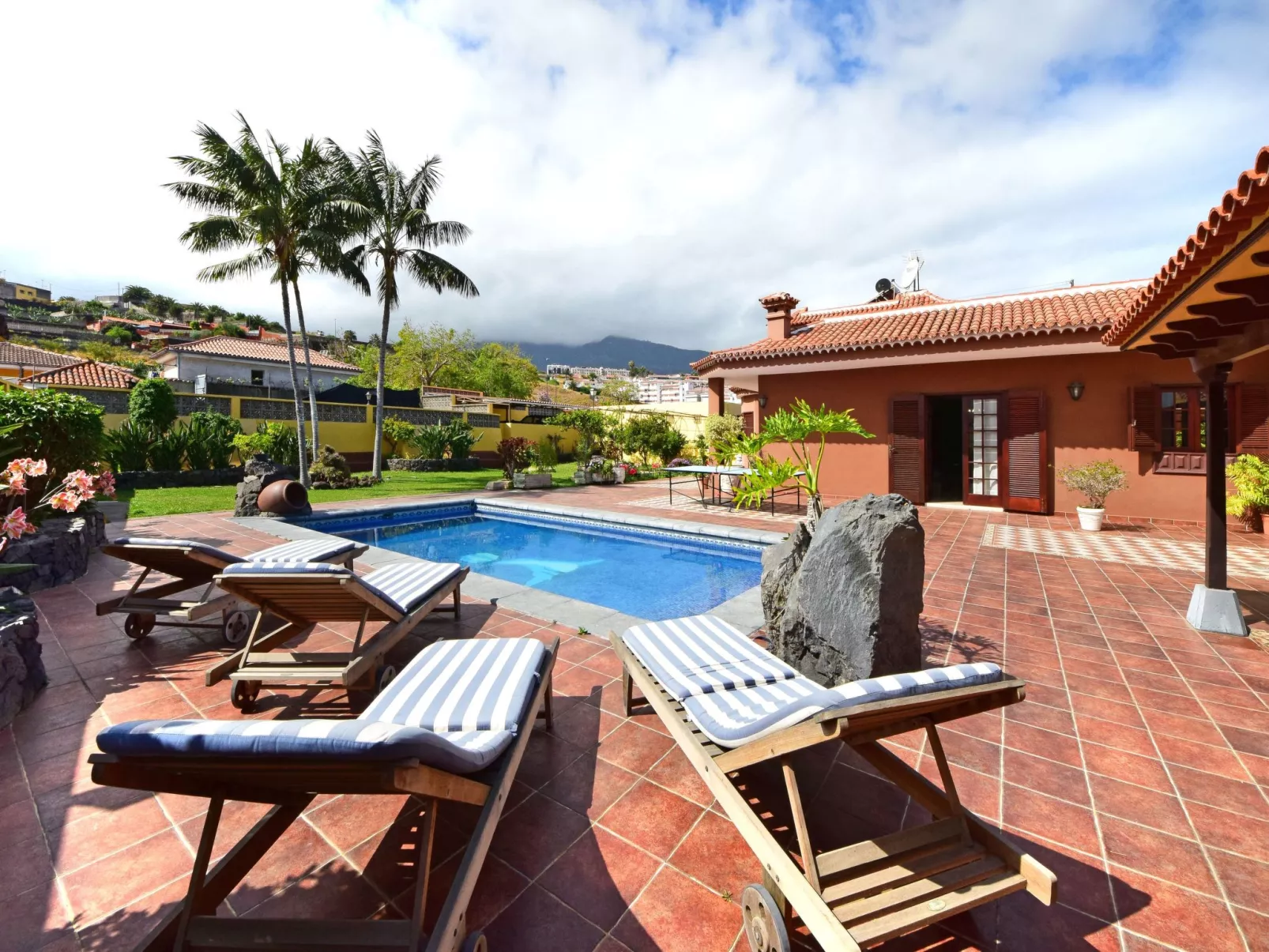 Haus Alina mit beheizbarem privatpool und barbecue-Outside