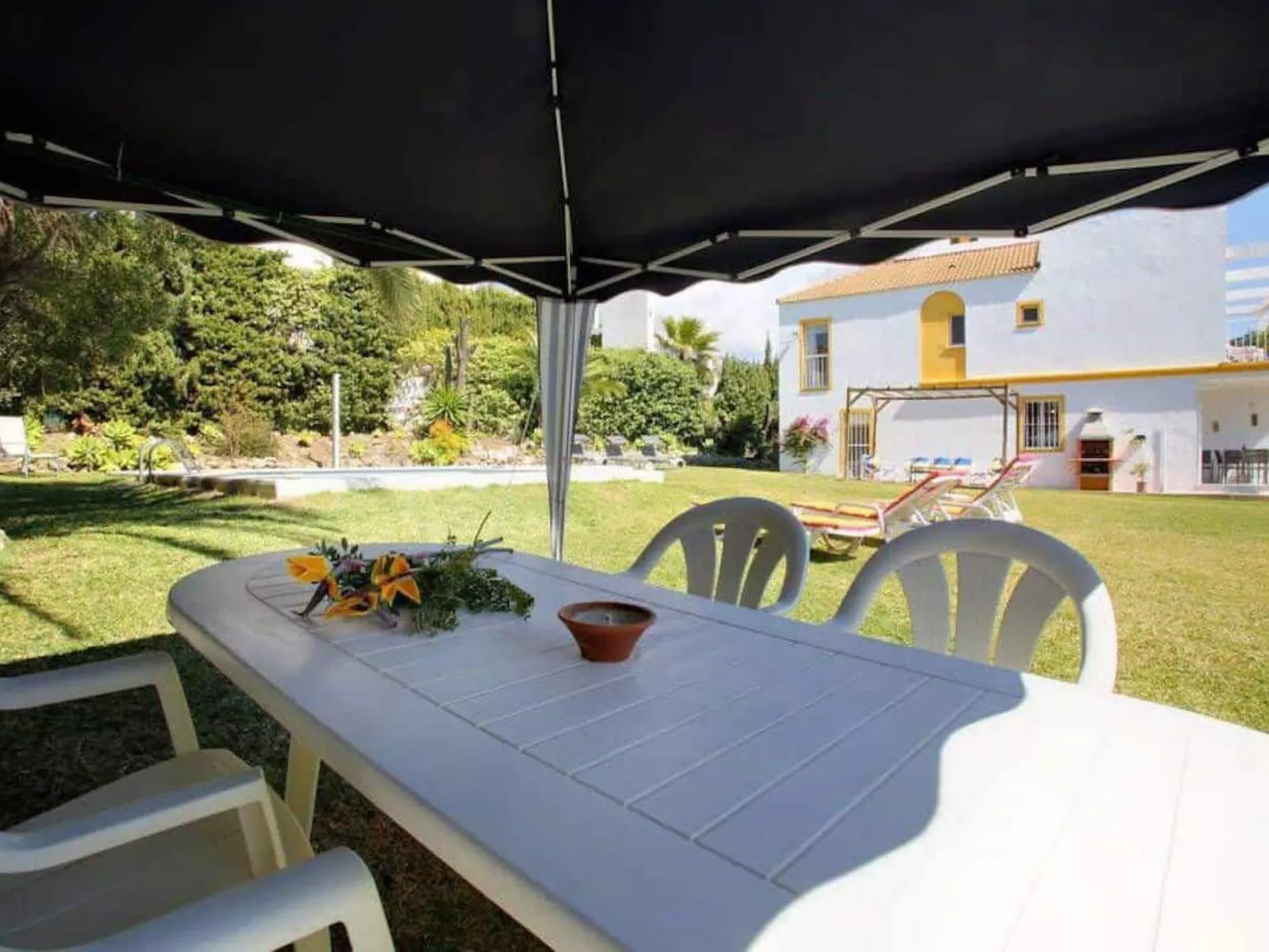 Schöne Villa, großer Pool und Garten-Outside