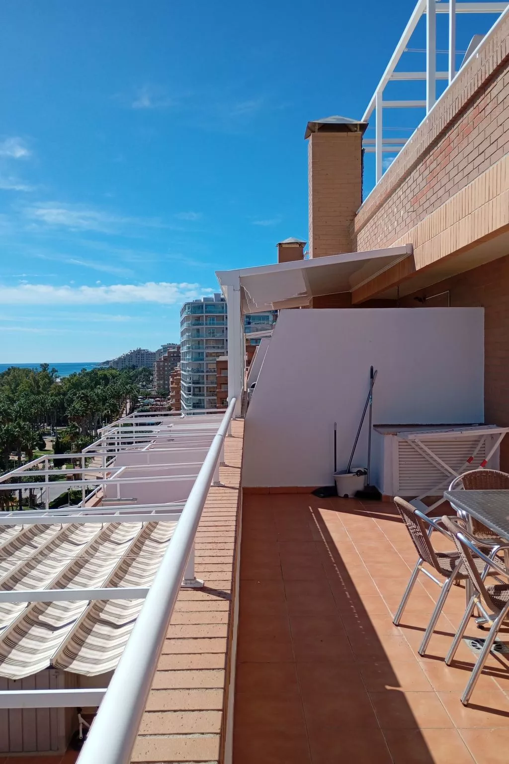 Drei-Schlafzimmer-Wohnung mit Blick auf das Meer-Dehors