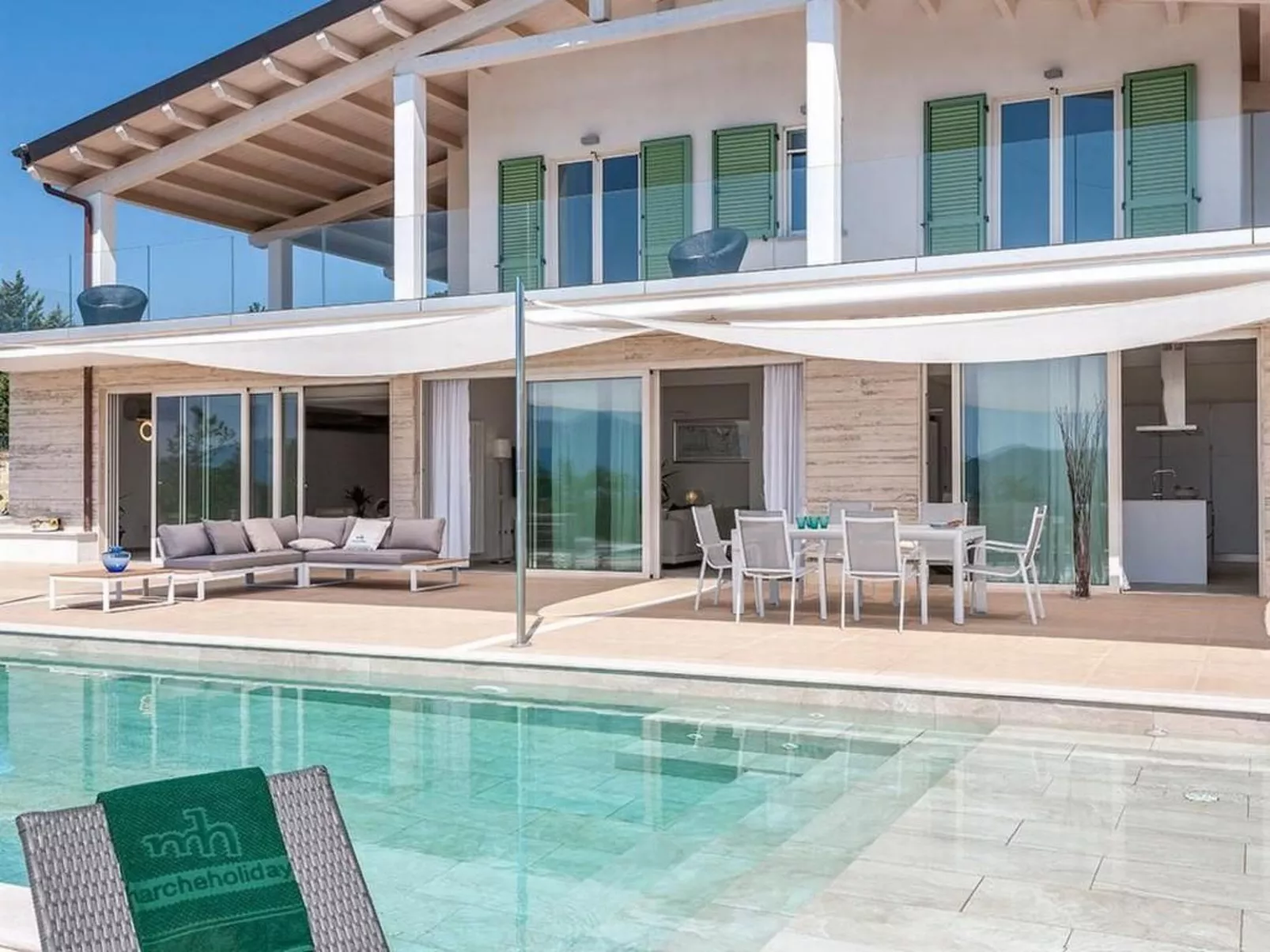 Villa Montefalcone, Außen- und Innenpool-Dedans