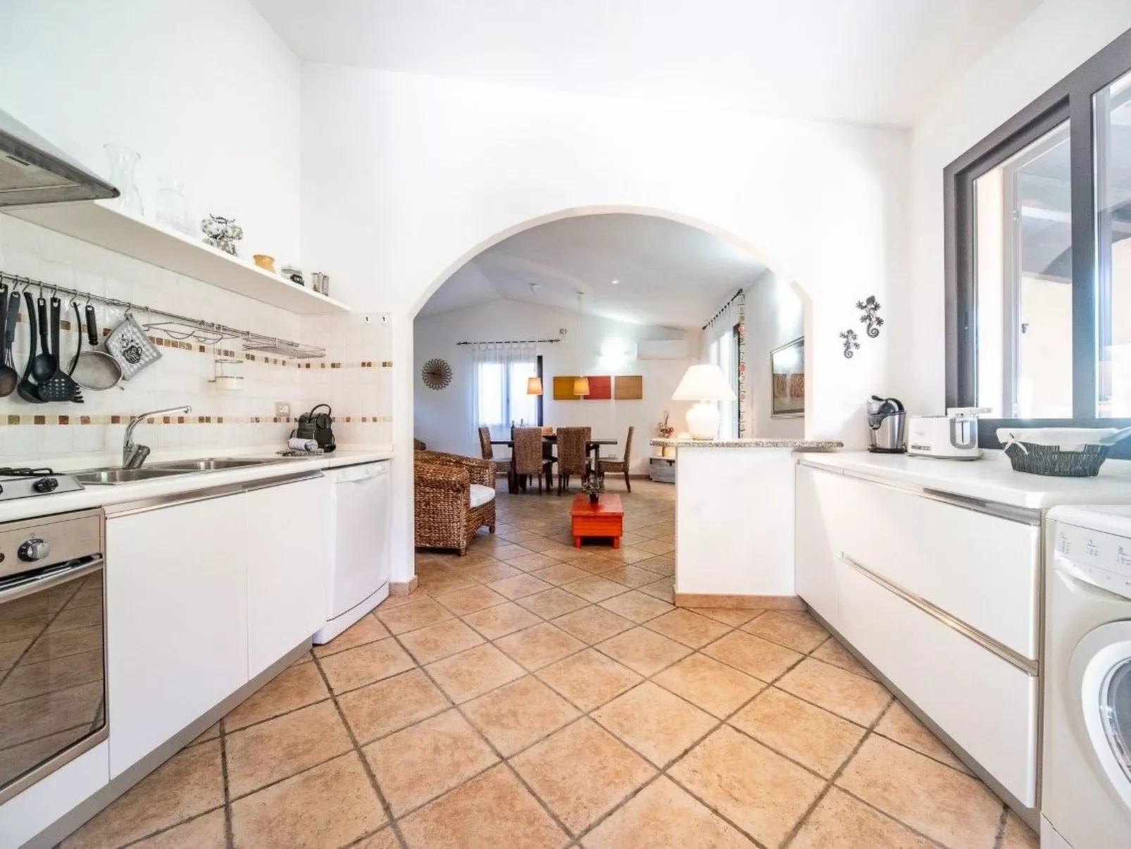 Schöne moderne Villa in privater Lage, umgeben von üppiger Natur-Image-tags.info