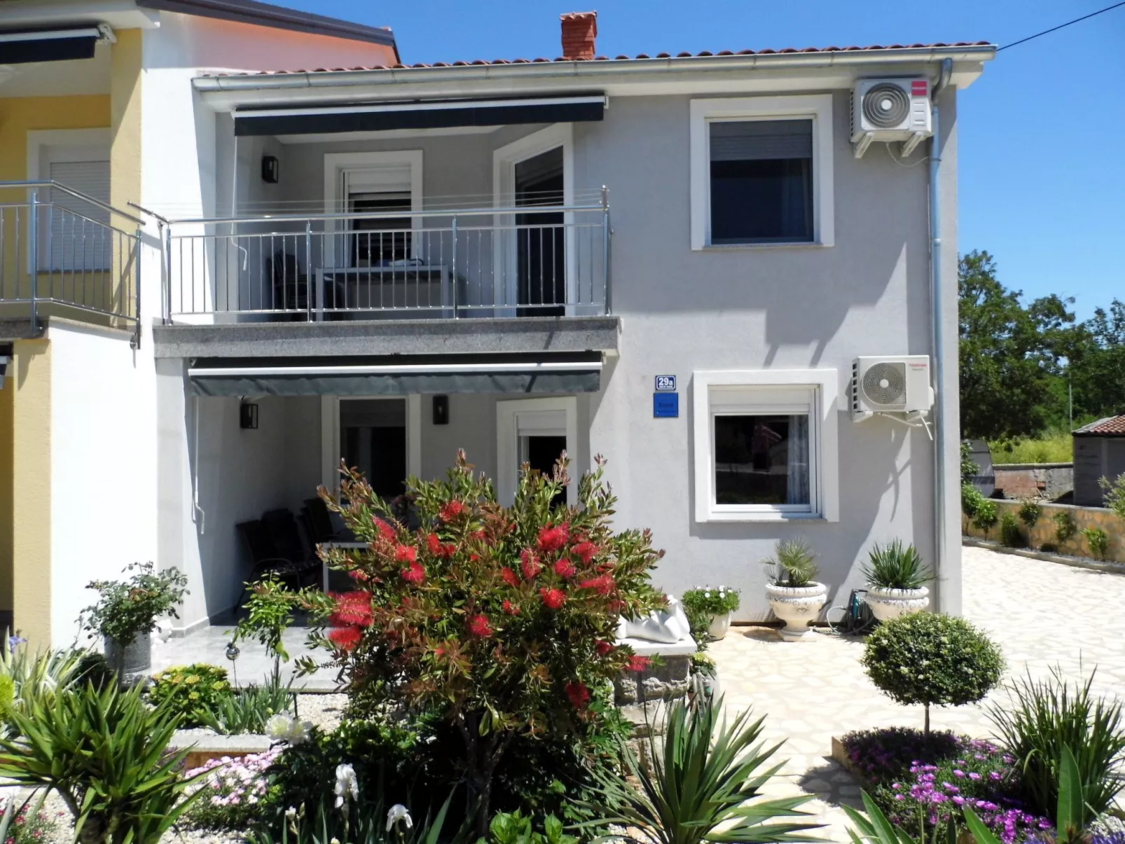 Neue und moderne, voll ausgestattete Wohnung-Outside