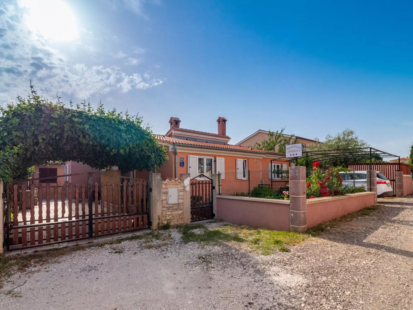 "Arijana1" mit privater Terrasse-Draußen