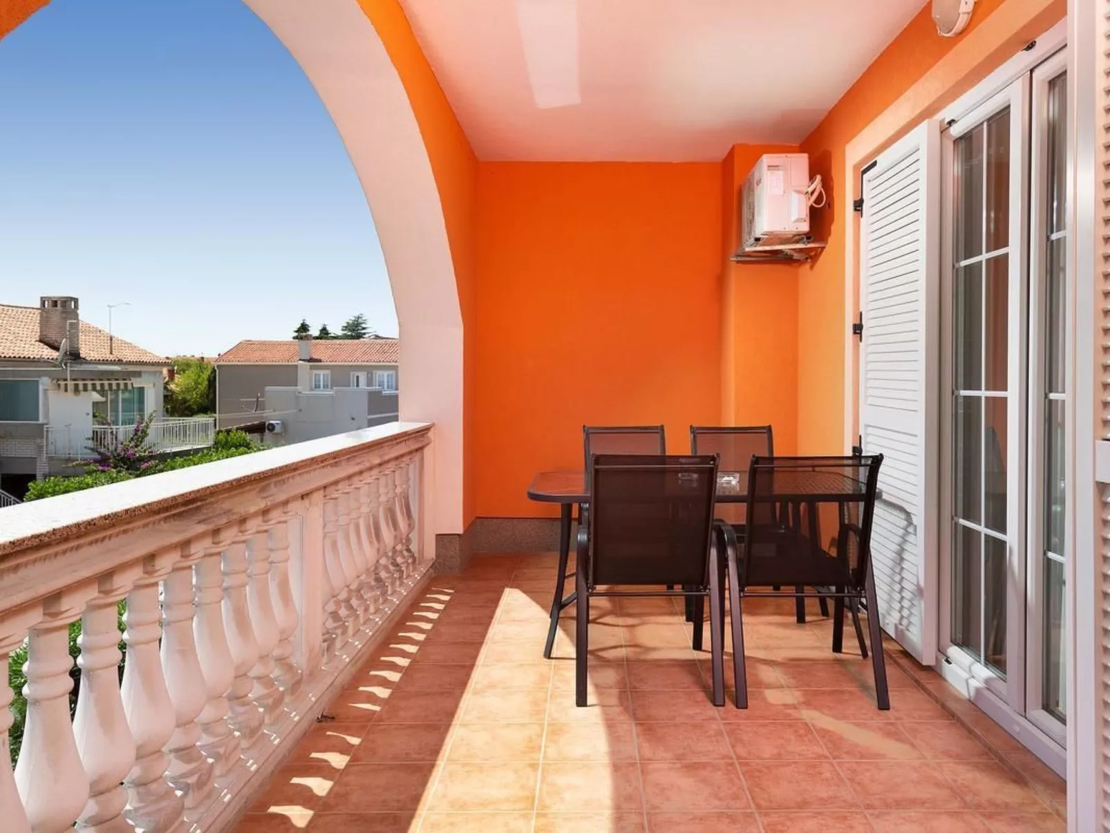 Angenehme Wohnung mit Terrasse und Barbecue-Dehors