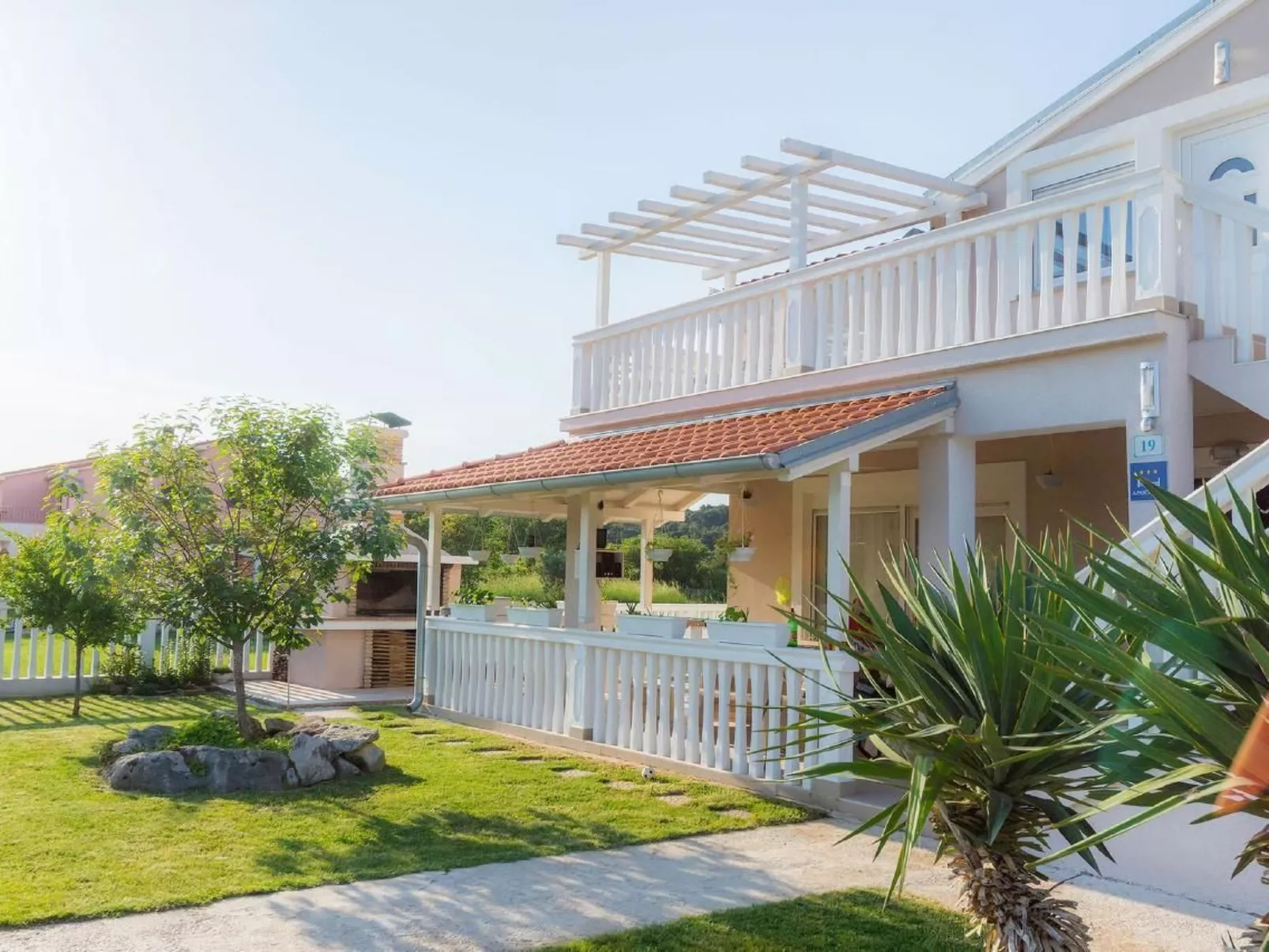 Mit Jacuzzi in Villa mit Parkplatz-Draußen