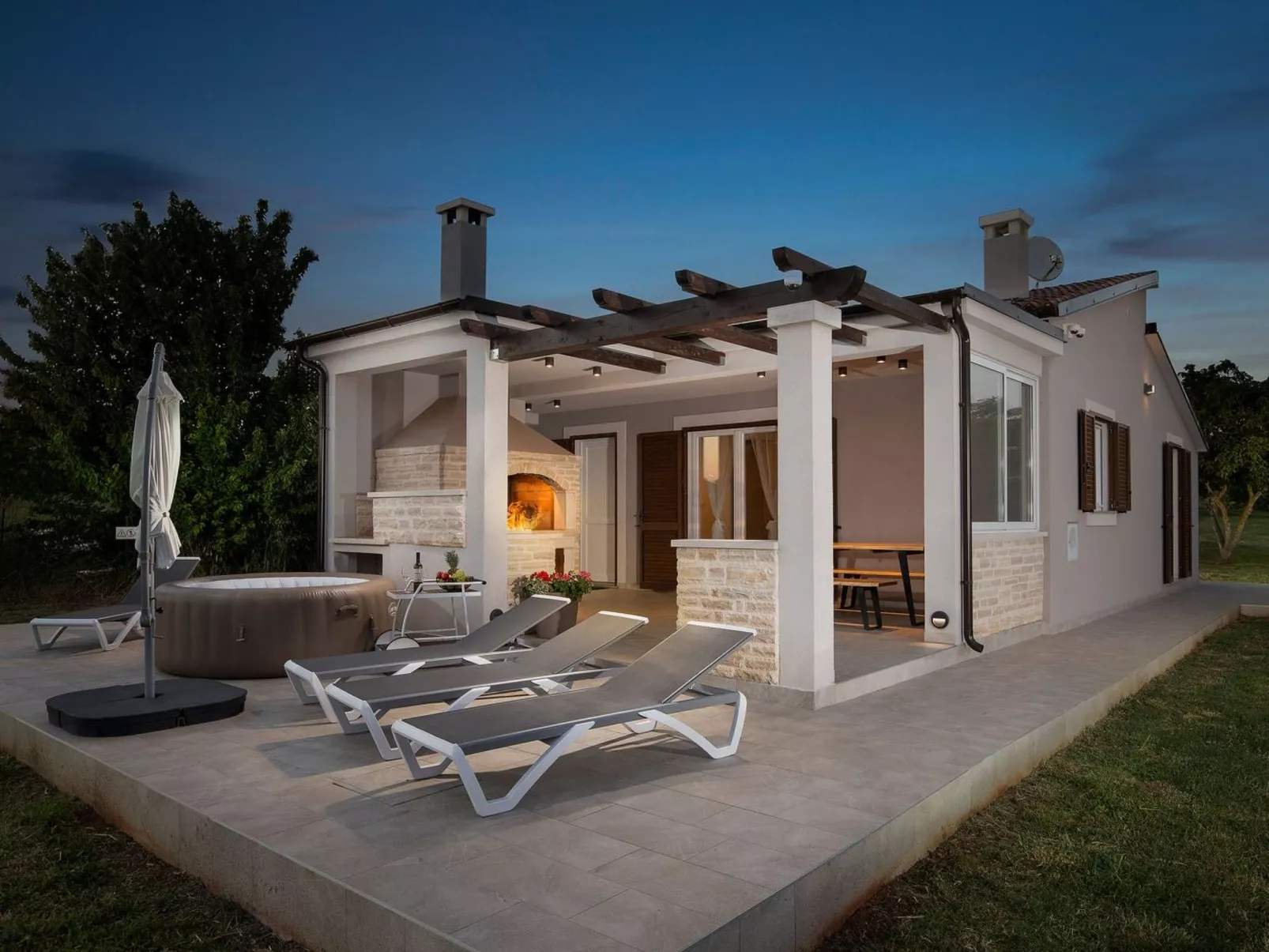 In Pomer mit Parkplatz-Draußen