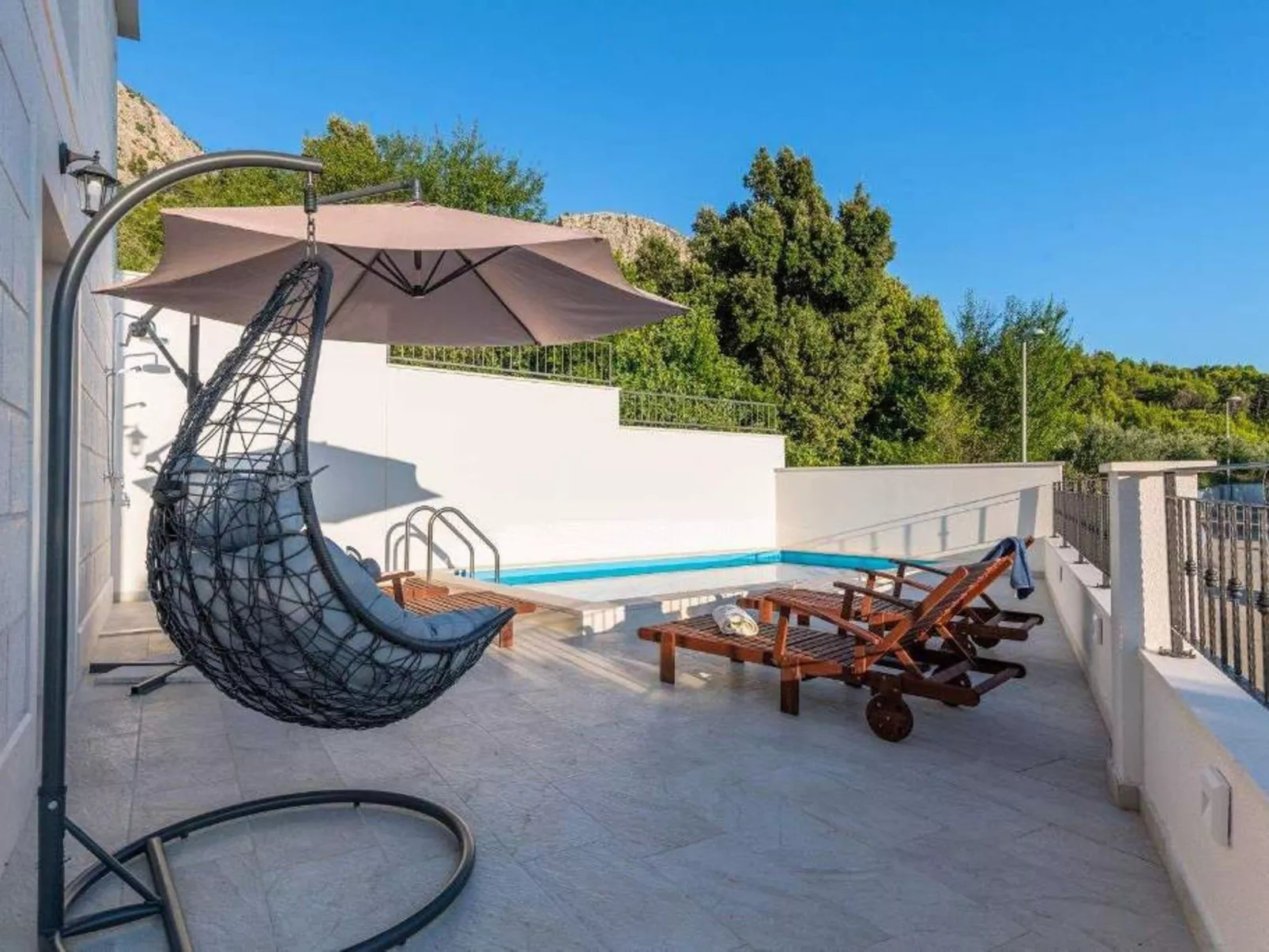 "Paola" mit eigenem Pool-Outside