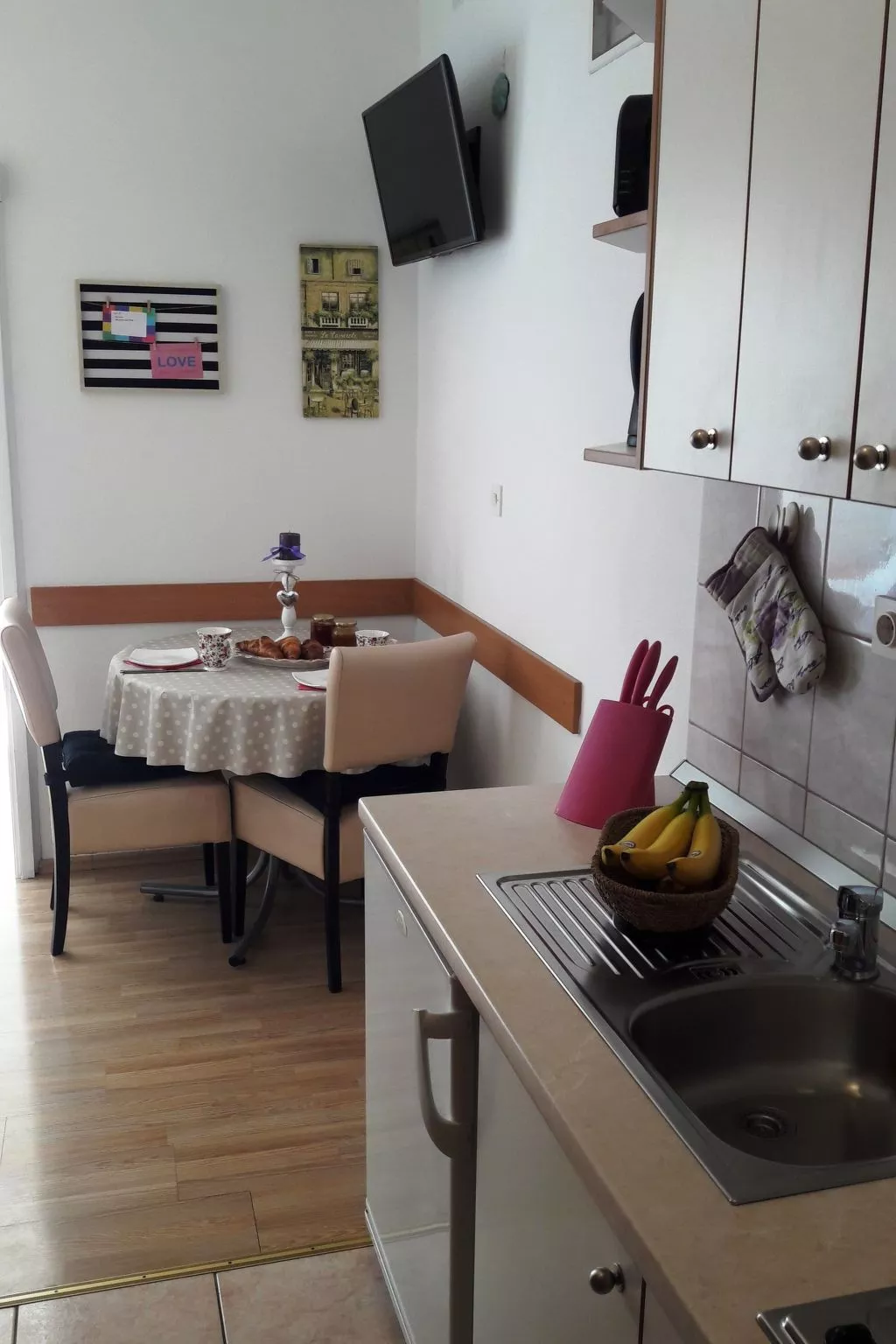 Mit Blick auf das Wasser-Dedans