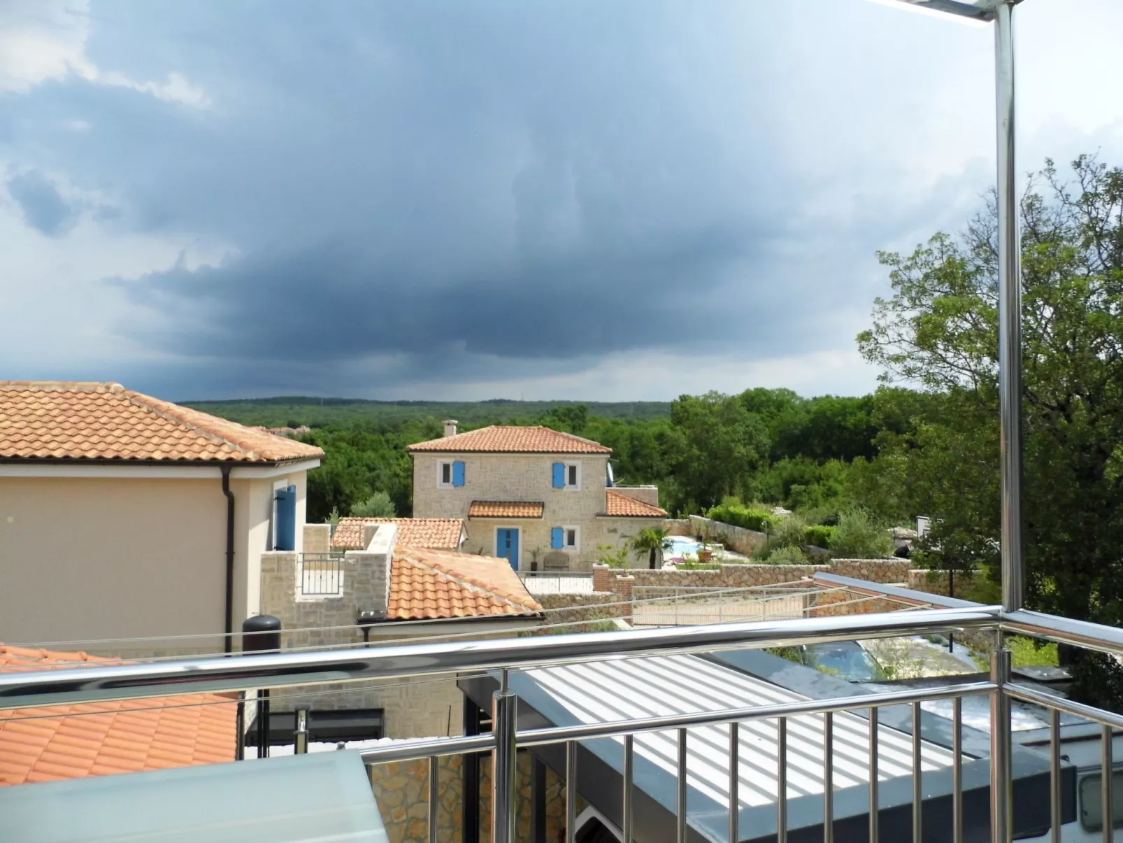 Ausgezeichnete neue und moderne Wohnung-Outside