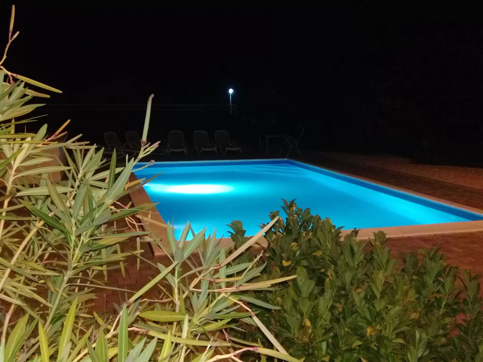 Mit Blick auf das Wasser-Outside