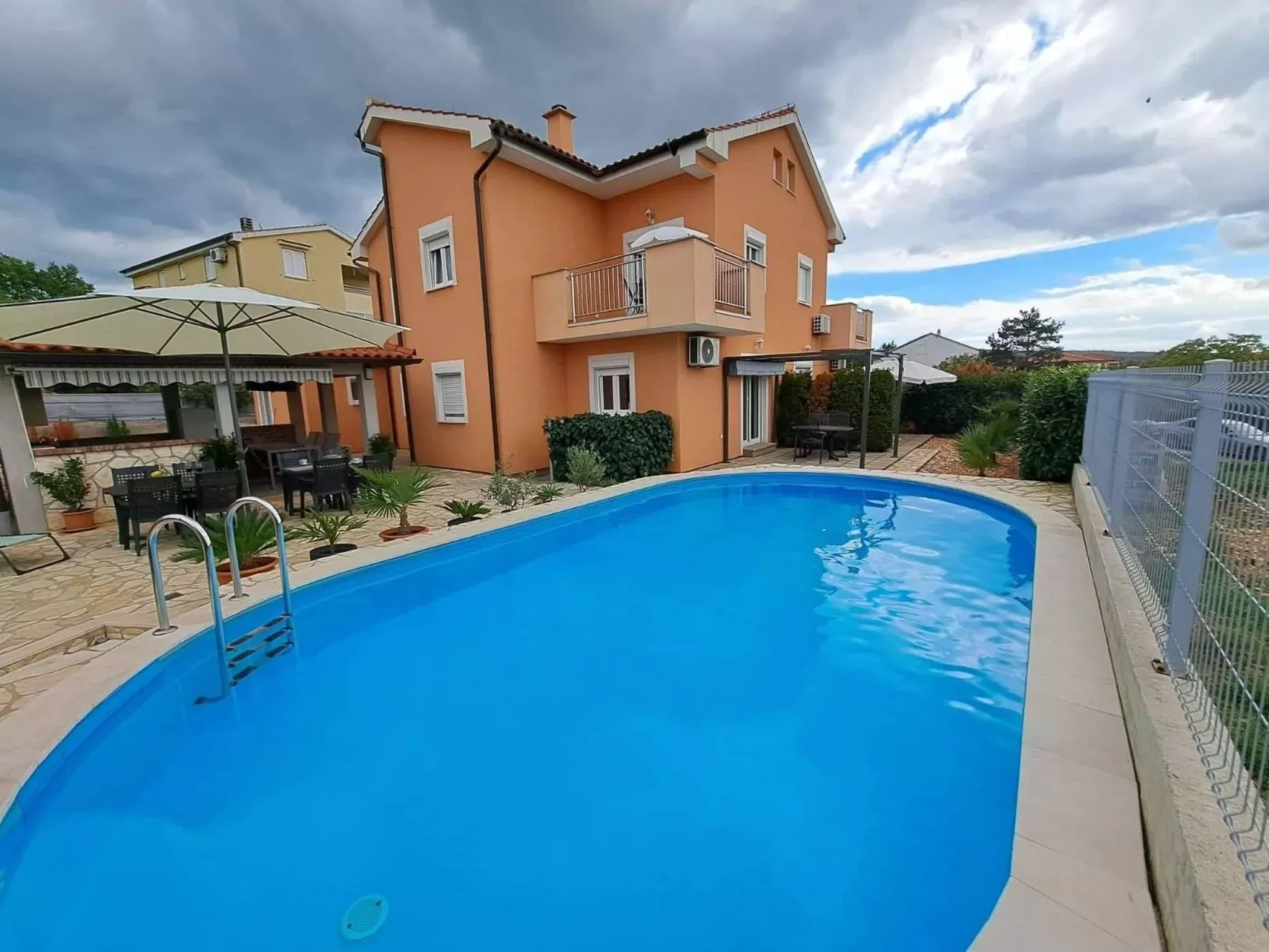 "Nette App in der Nähe des Pools"-Outside