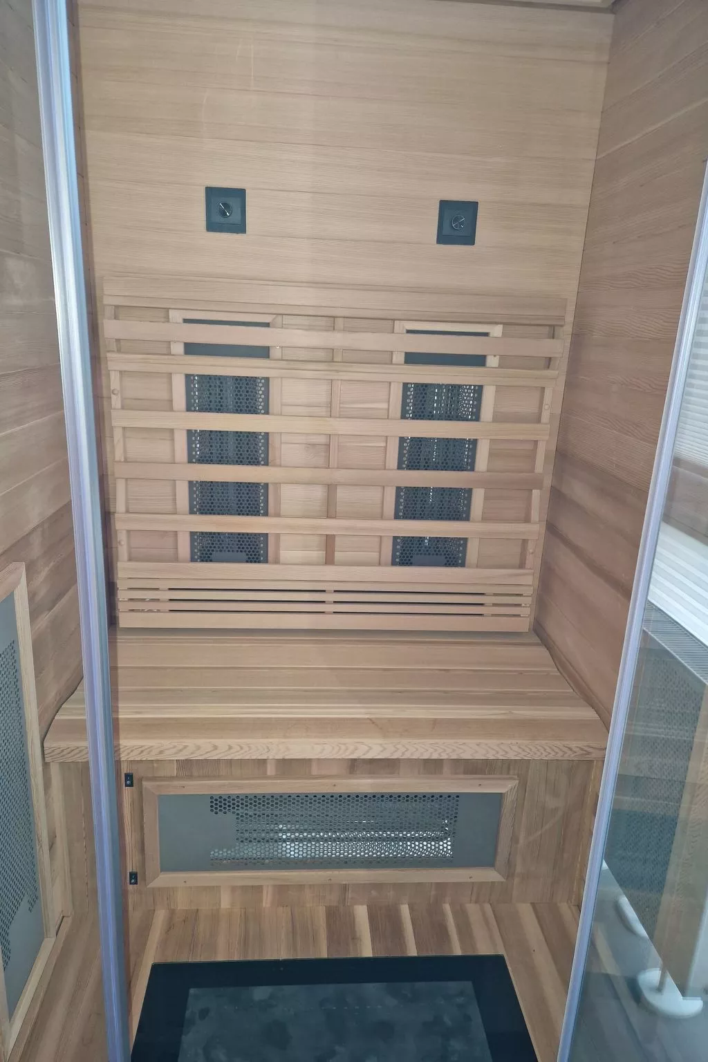 G28 Eingezäuntes Ferienhaus mit Infrarotkabine-Draußen