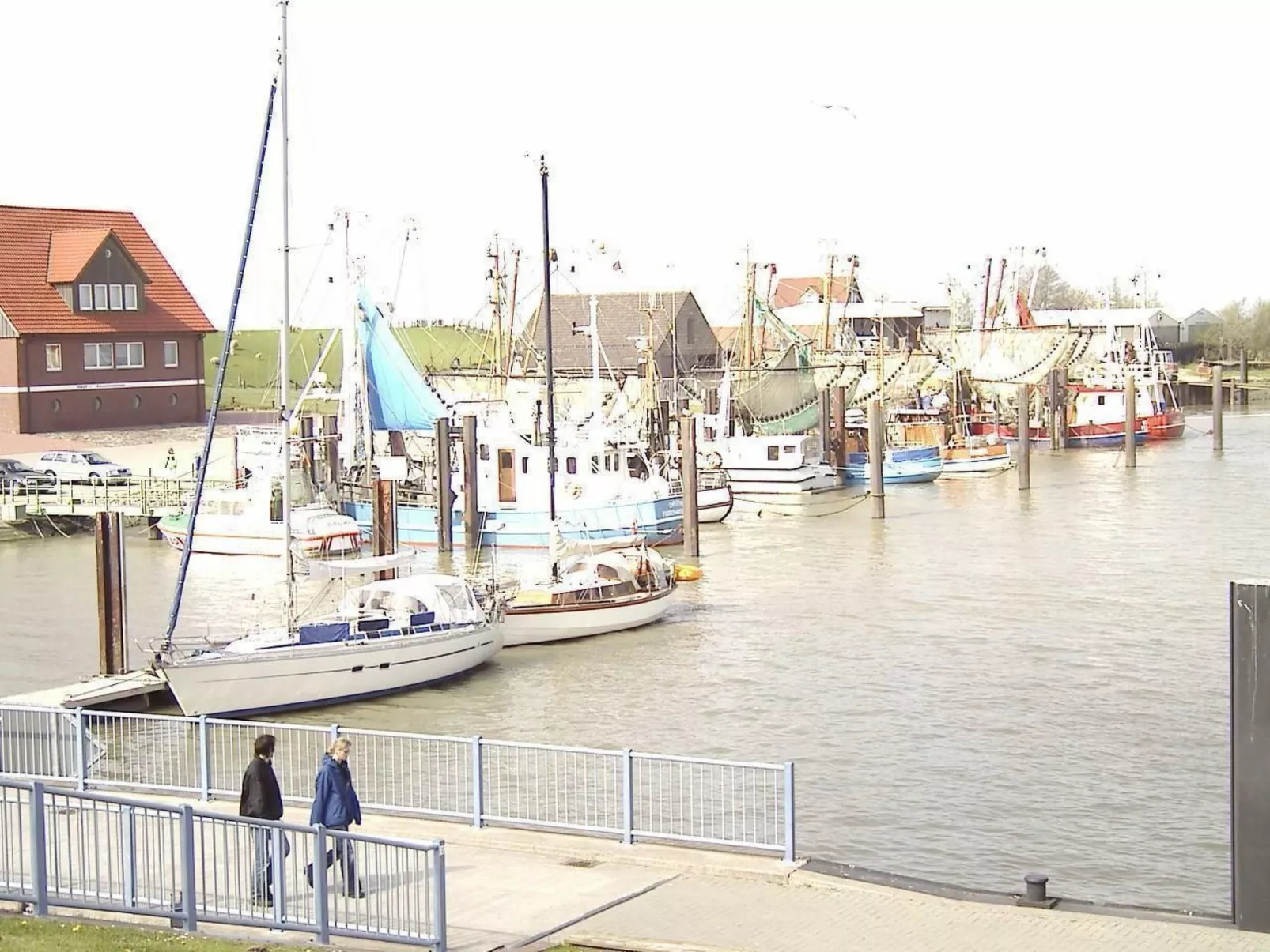 In Burhave mit Terrasse und Grill-Draußen