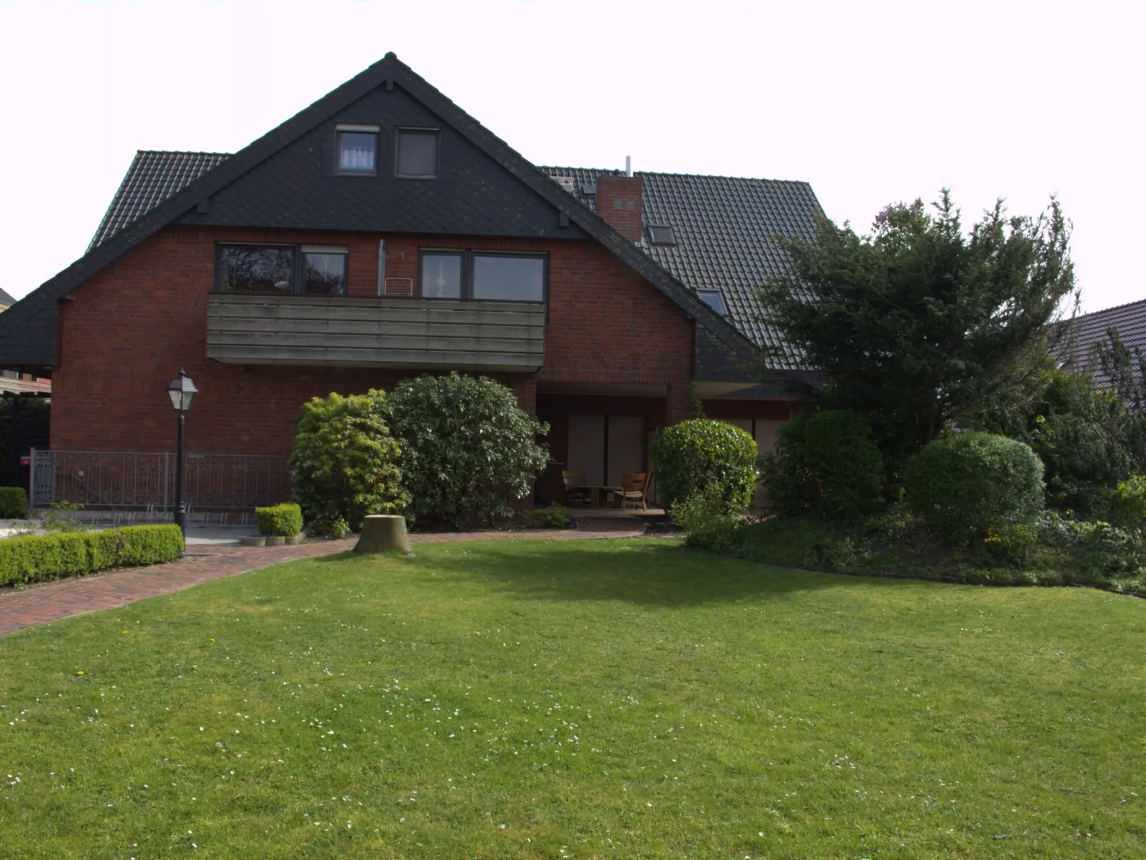 Geräumige Ferienwohnung in Burhave mit Grill, Garten und Pool-Draußen