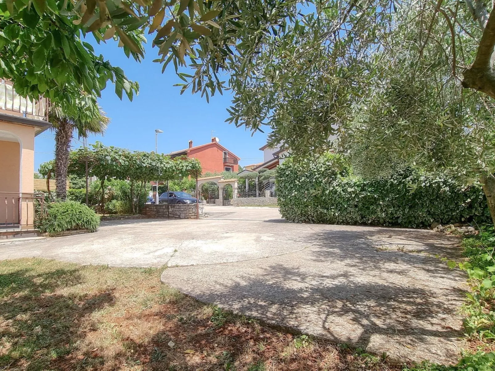 "Nina" mit Blick auf das Wasser-Outside