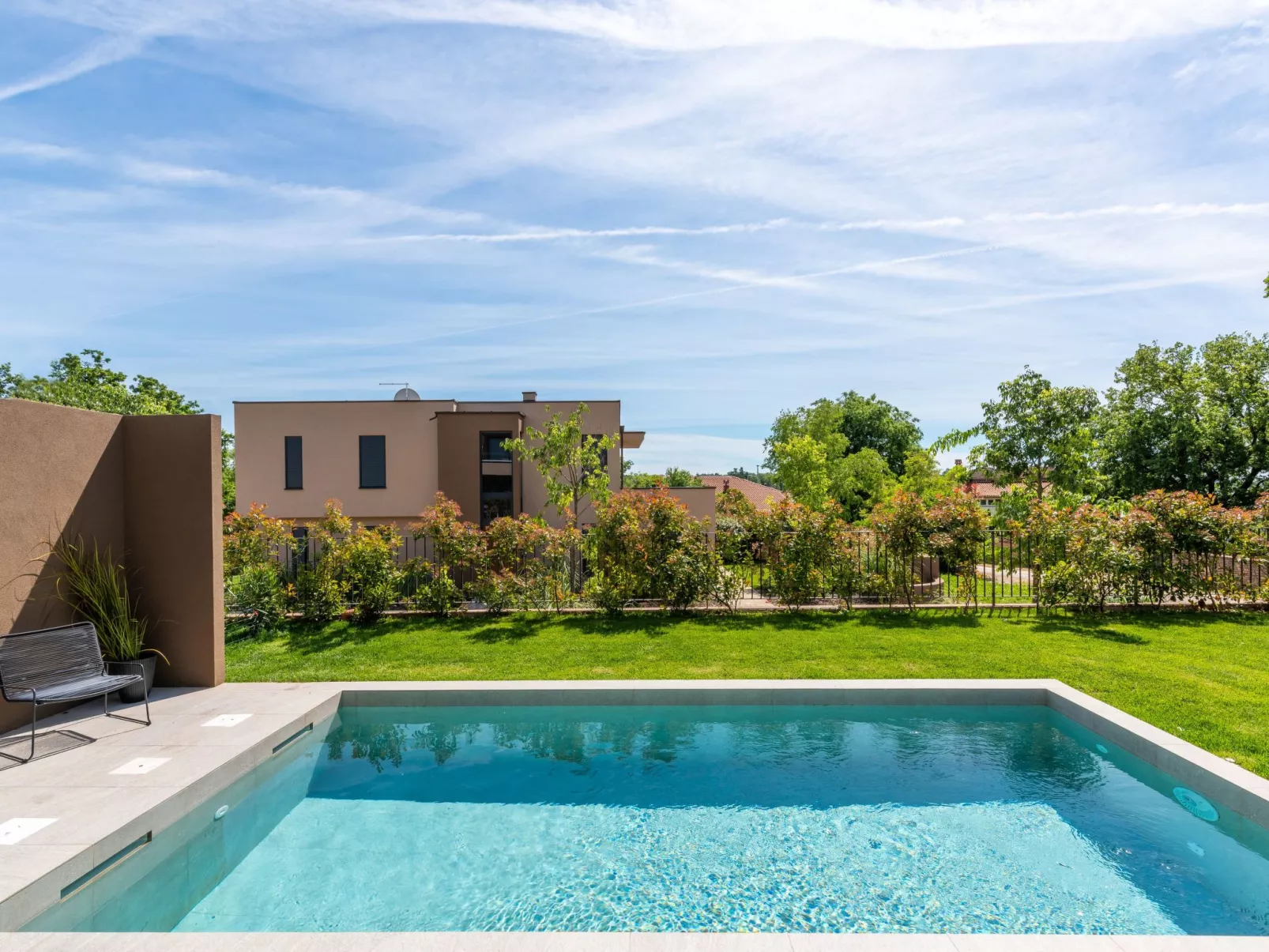 Mit eigenem Garten und Terrasse-Outside