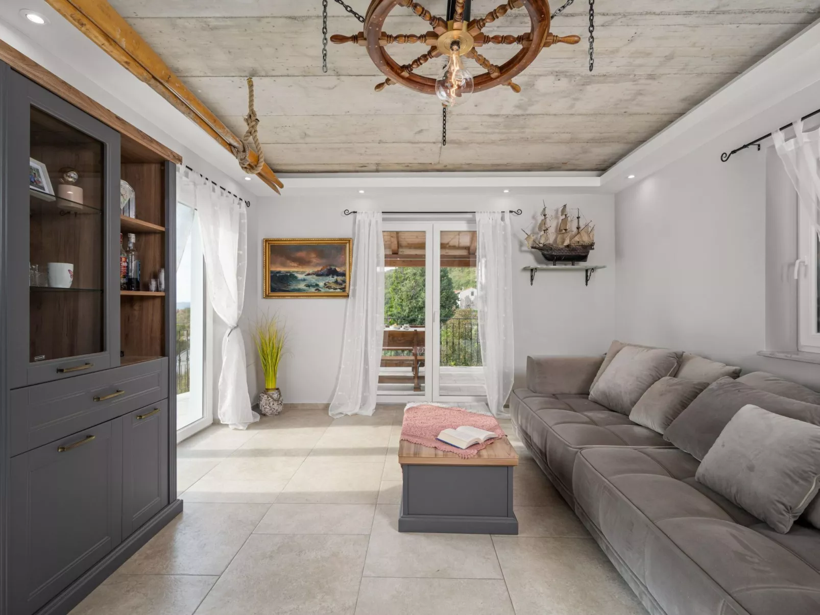 Villa Antonia-Drinnen