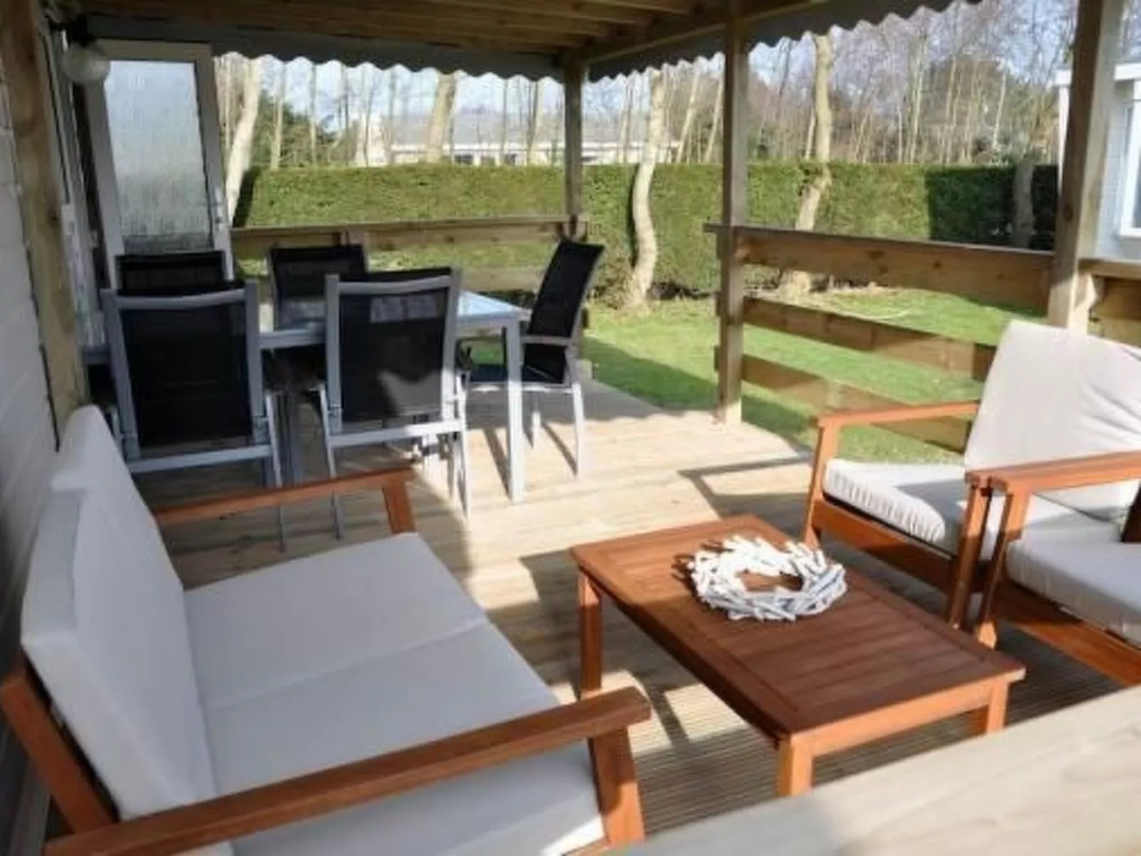 Strandnahes Chalet mit überdachter Veranda-Dehors