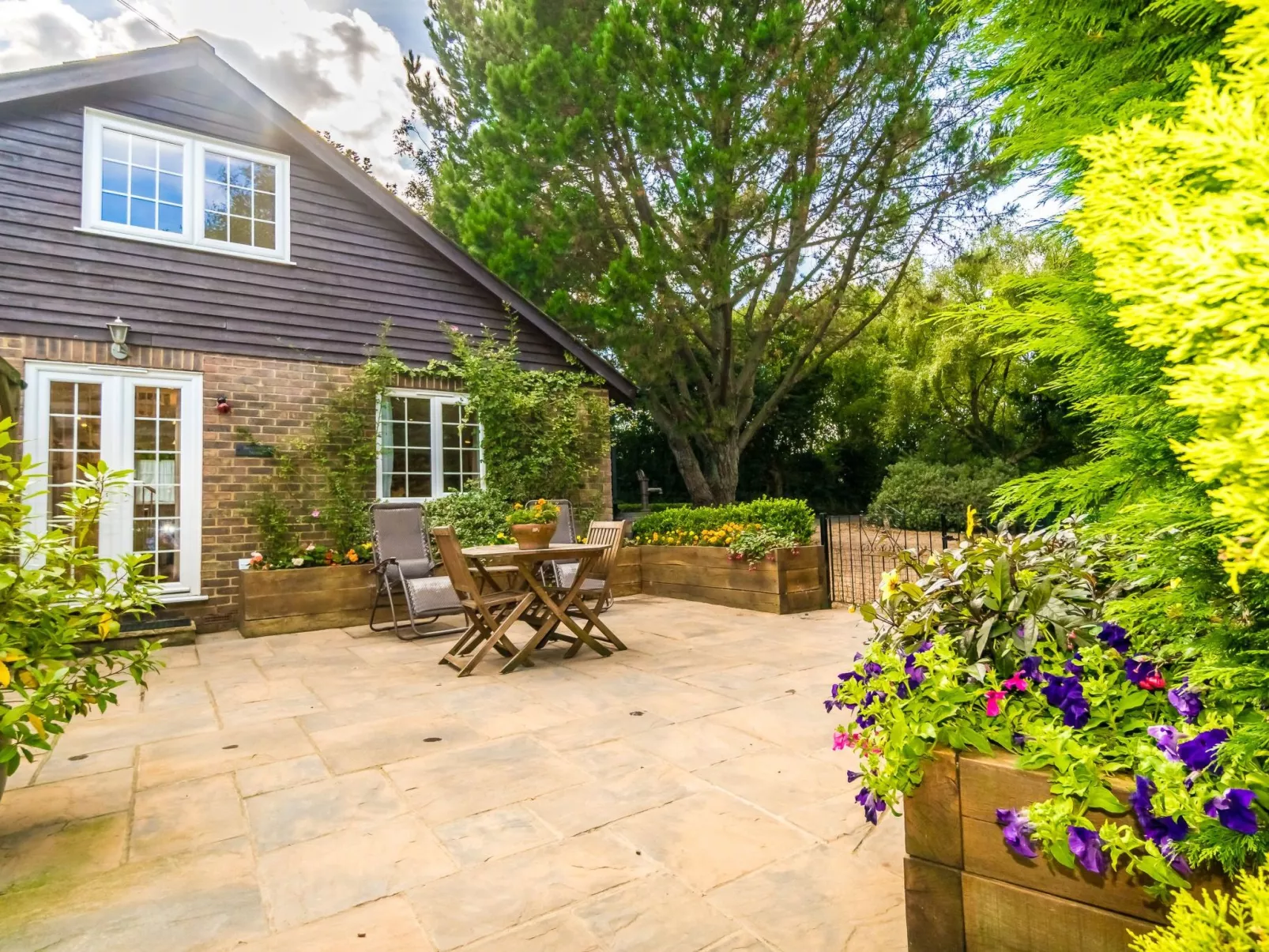 Schönes Ferienhaus in Hastings mit Whirlpool, Terrasse und Garten-Draußen