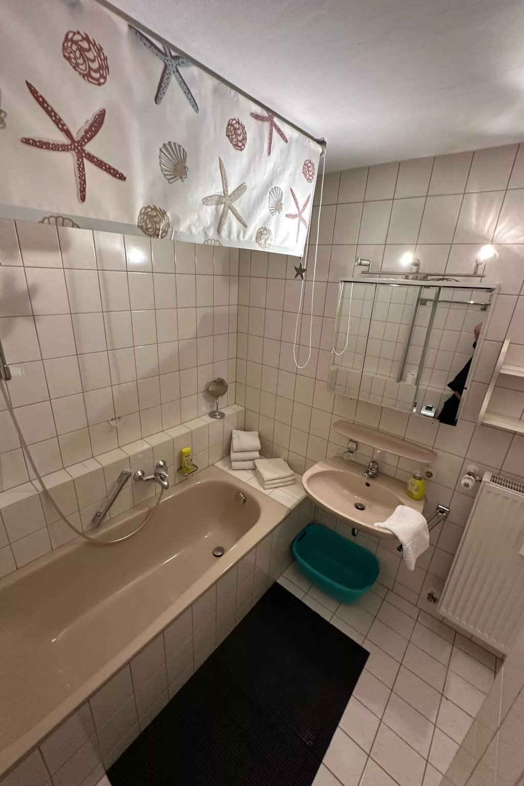 Rachel mit herrlichem Ausblick-Drinnen