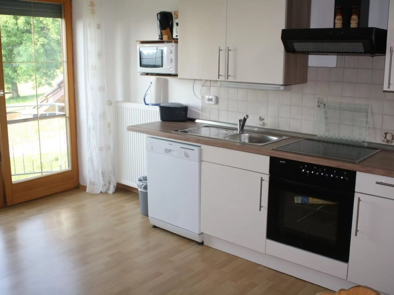 Große Wohnung mit Badewanne-Inside