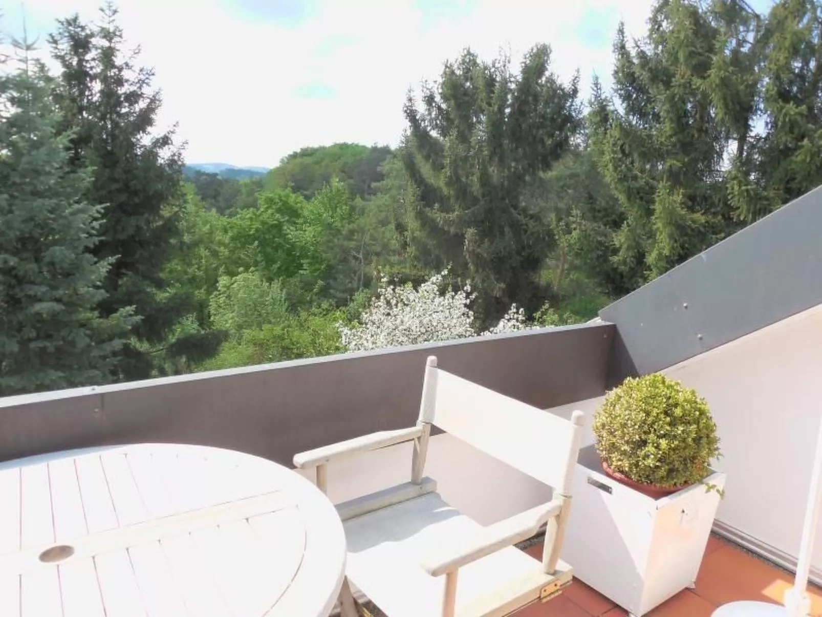 Exklusive Ferienwohnung mit Loggia am Waldrand-Draußen