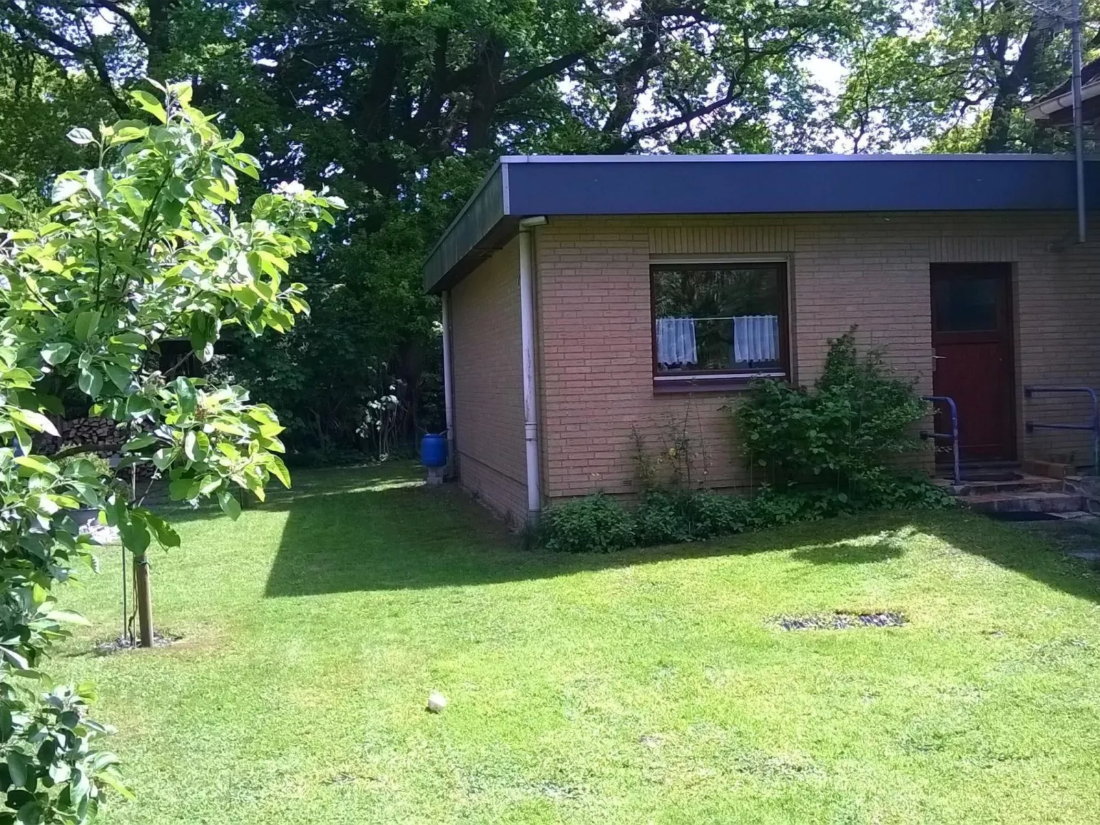 Zentrale Ferienwohnung mit Terrasse - Draußen