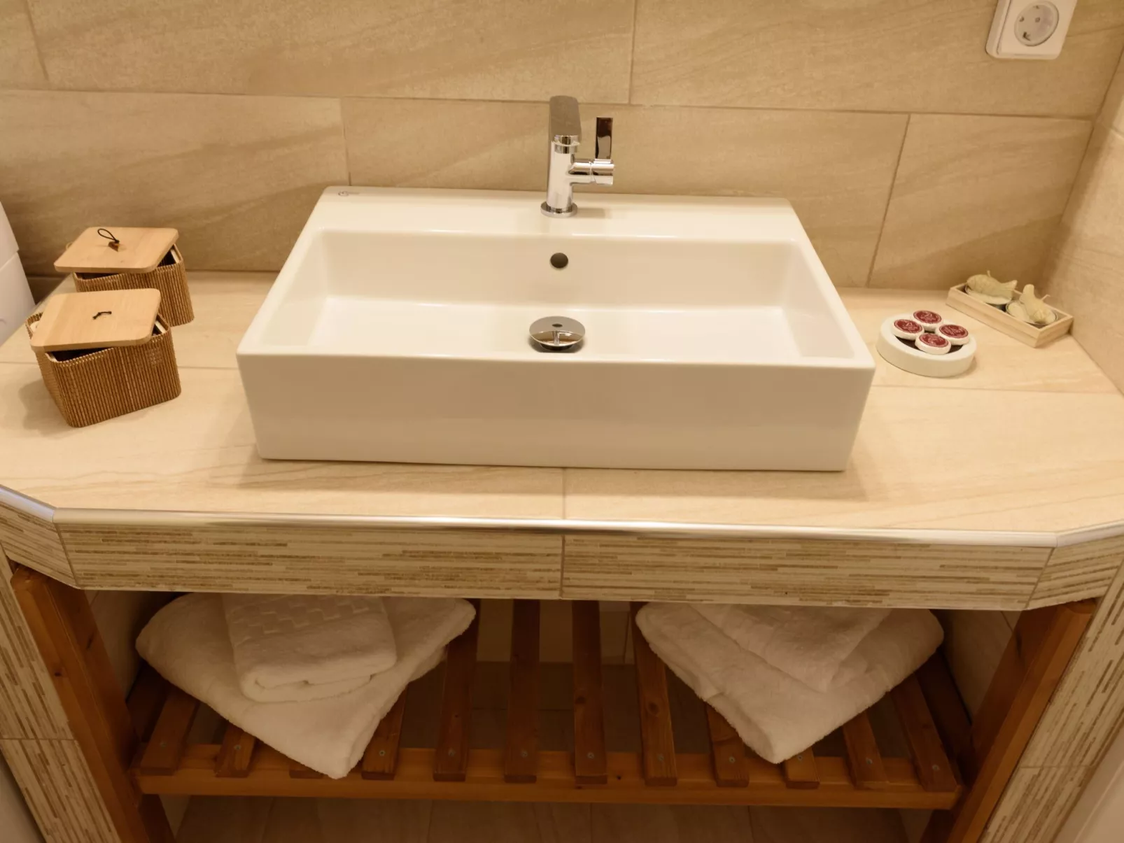 Mit Blick auf das Wasser-Inside