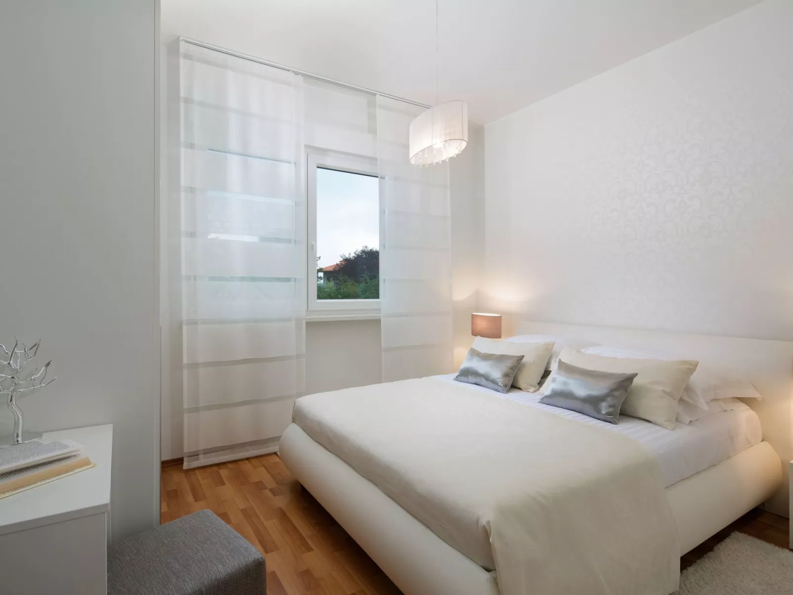 Schöne Villa mit Garten und Biodesign-Pool-Dedans