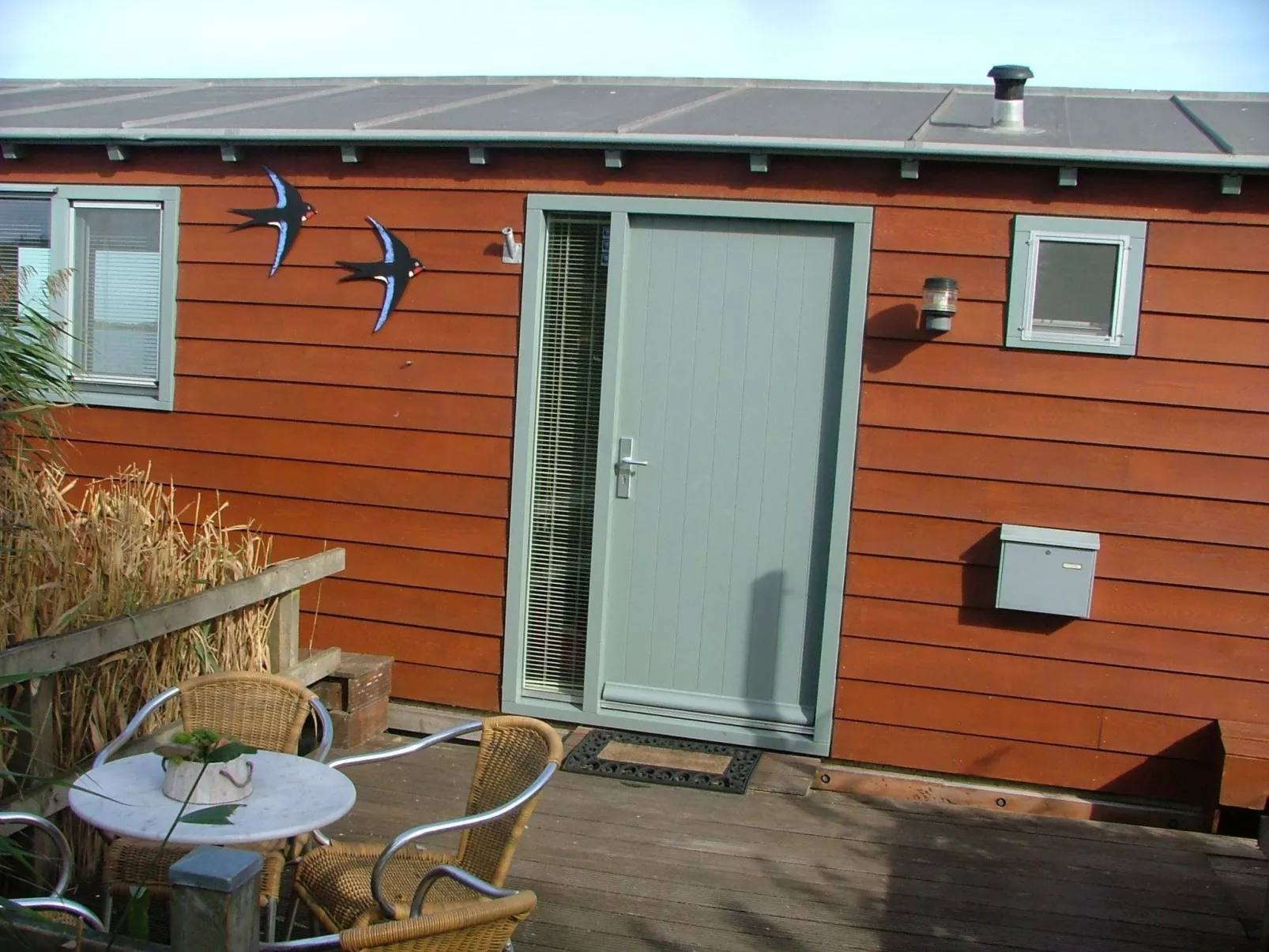 Boot "De Frijheit" mit Blick auf das Wasser-Dehors