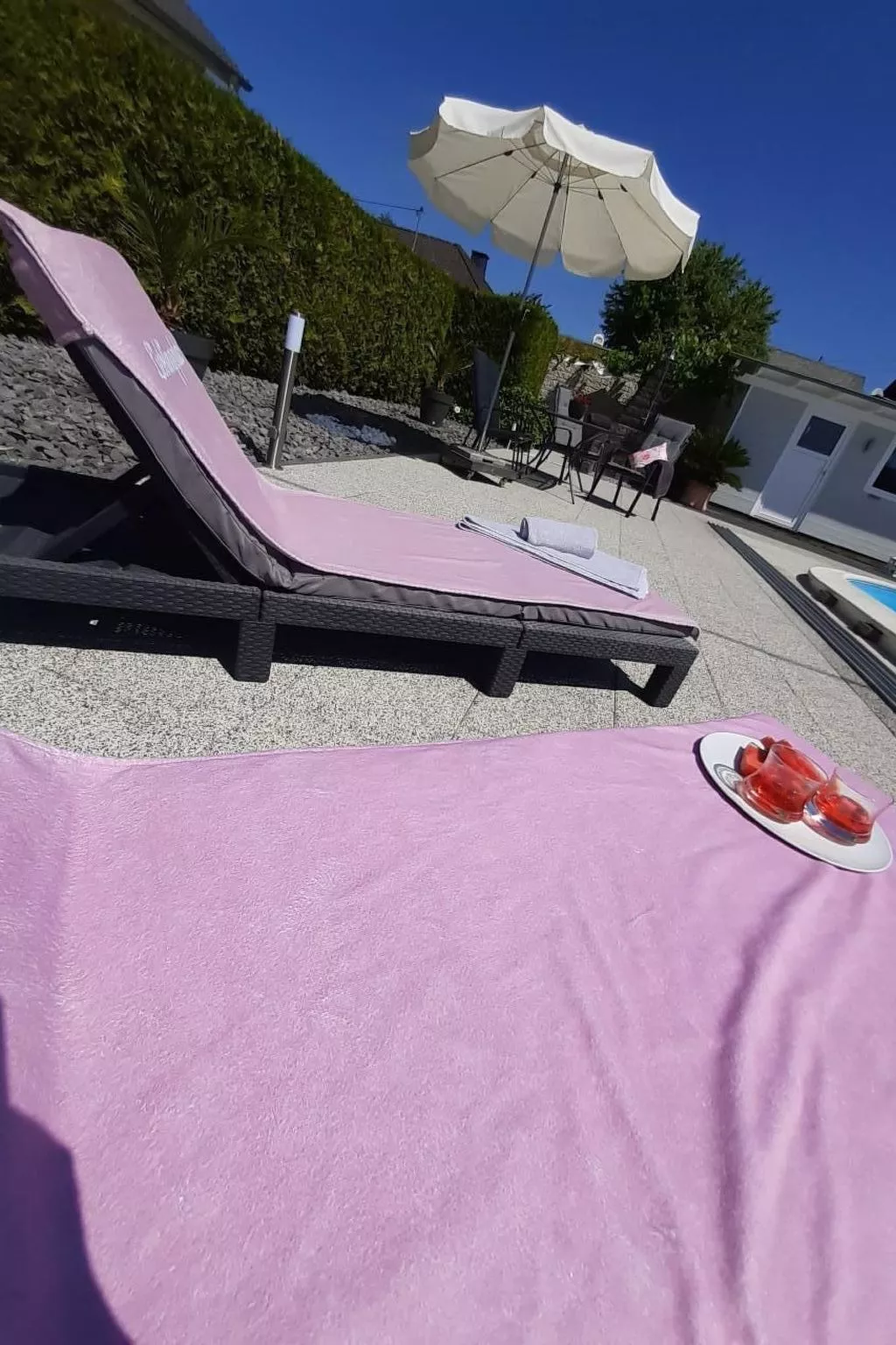 Sandra´s Ferienwohnung mit Pool-Dehors