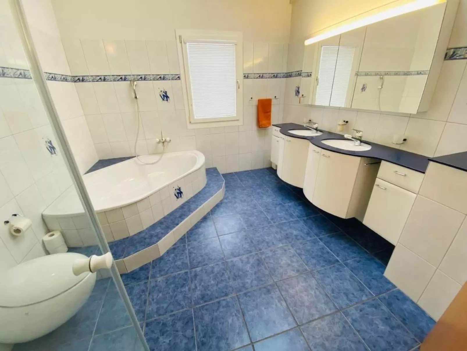 Leons Holiday Homes-Inside