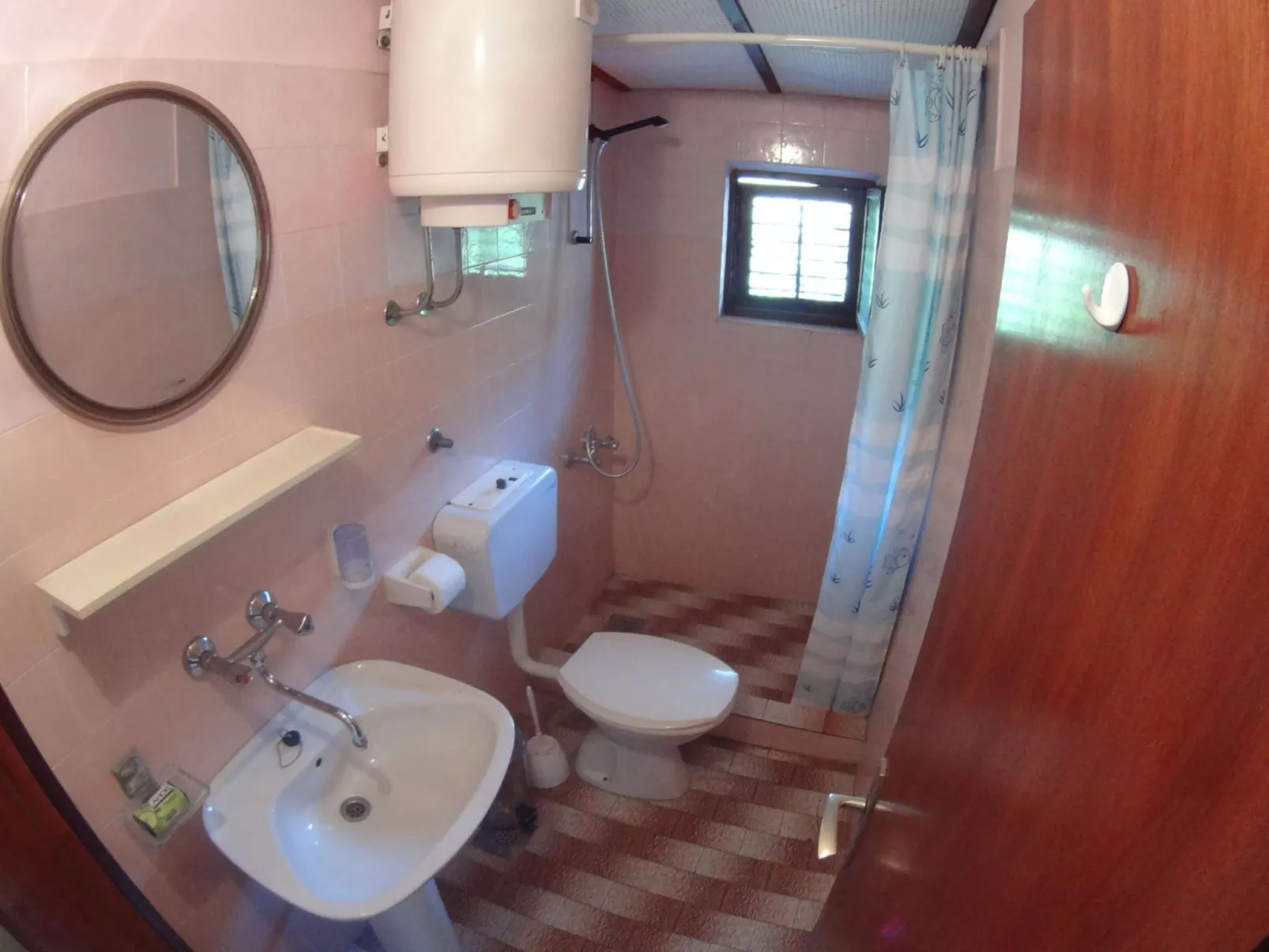 "Antun" am Strand-Dedans