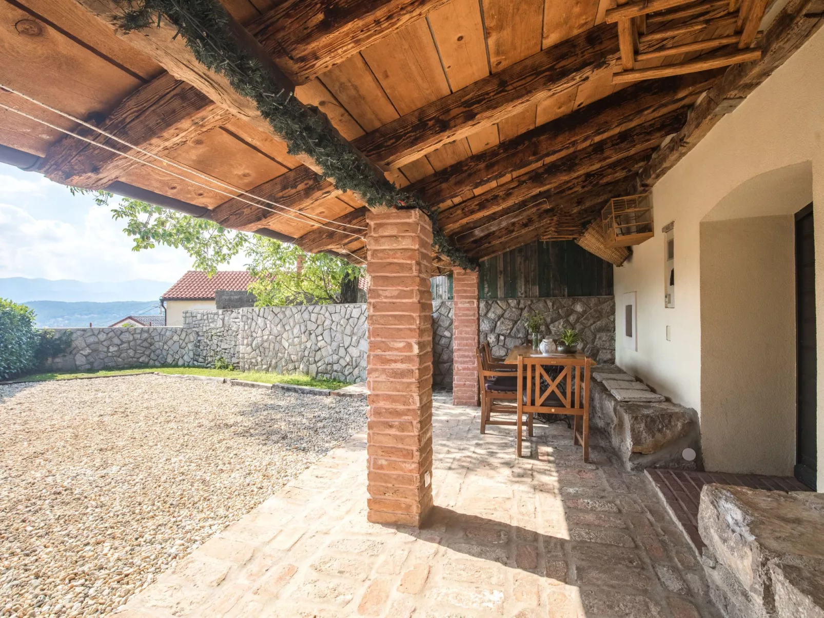Haus mit modernem Interieur und einer alten Taverne - Outside