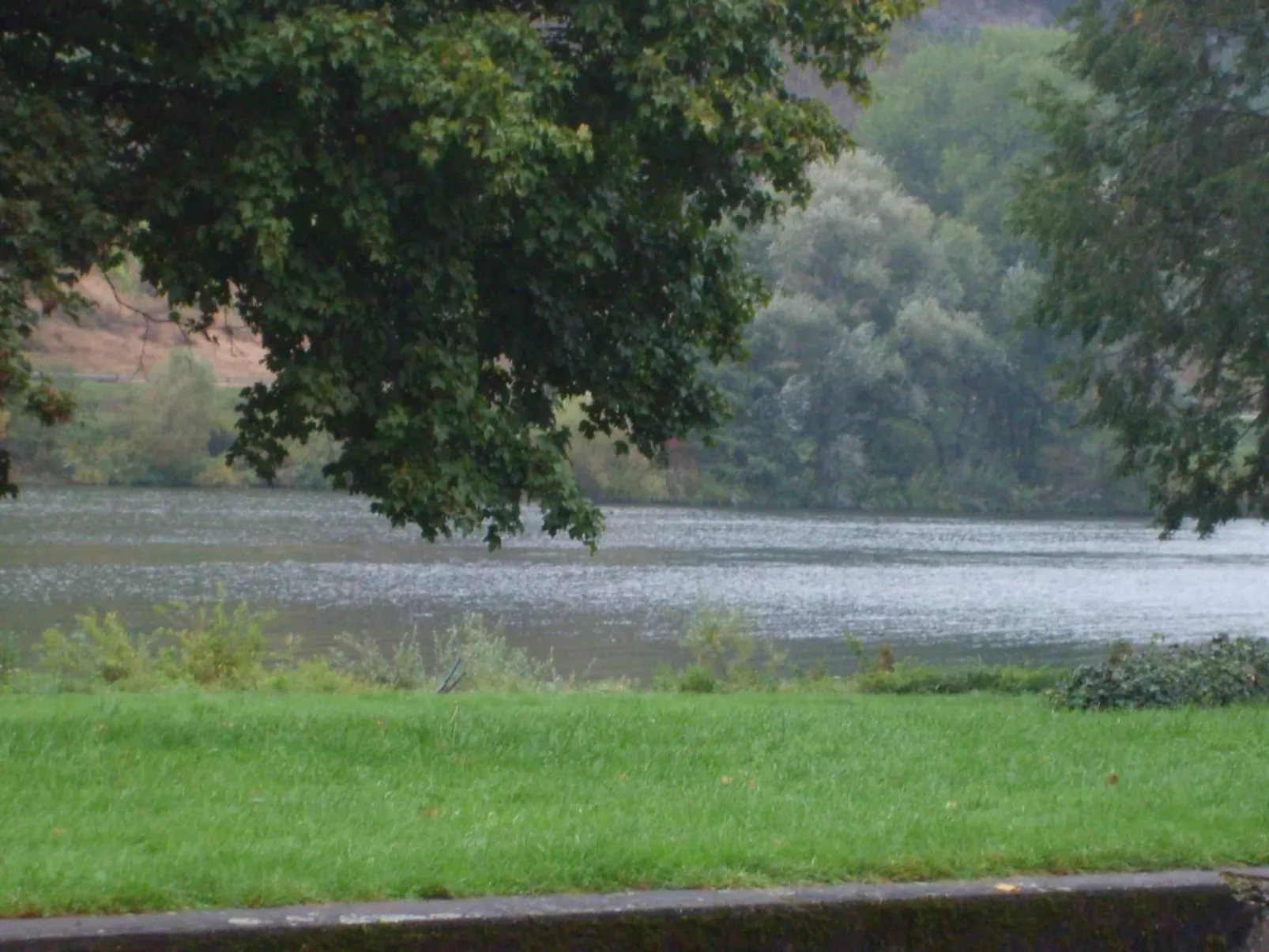 Mit Garten und Parkplatz-Draußen