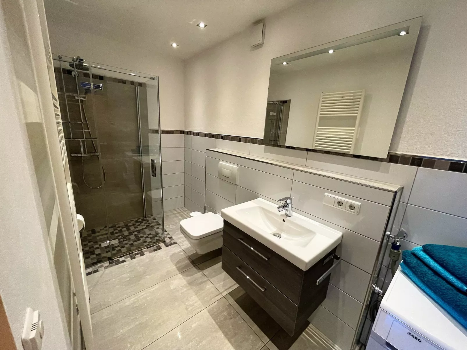 Mit Parkplatz und Terrasse-Inside