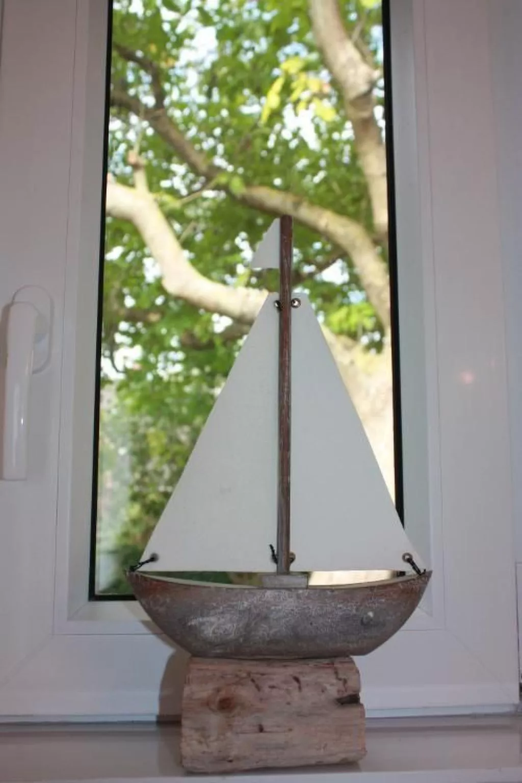 Mit Garten und Parkplatz-Outside