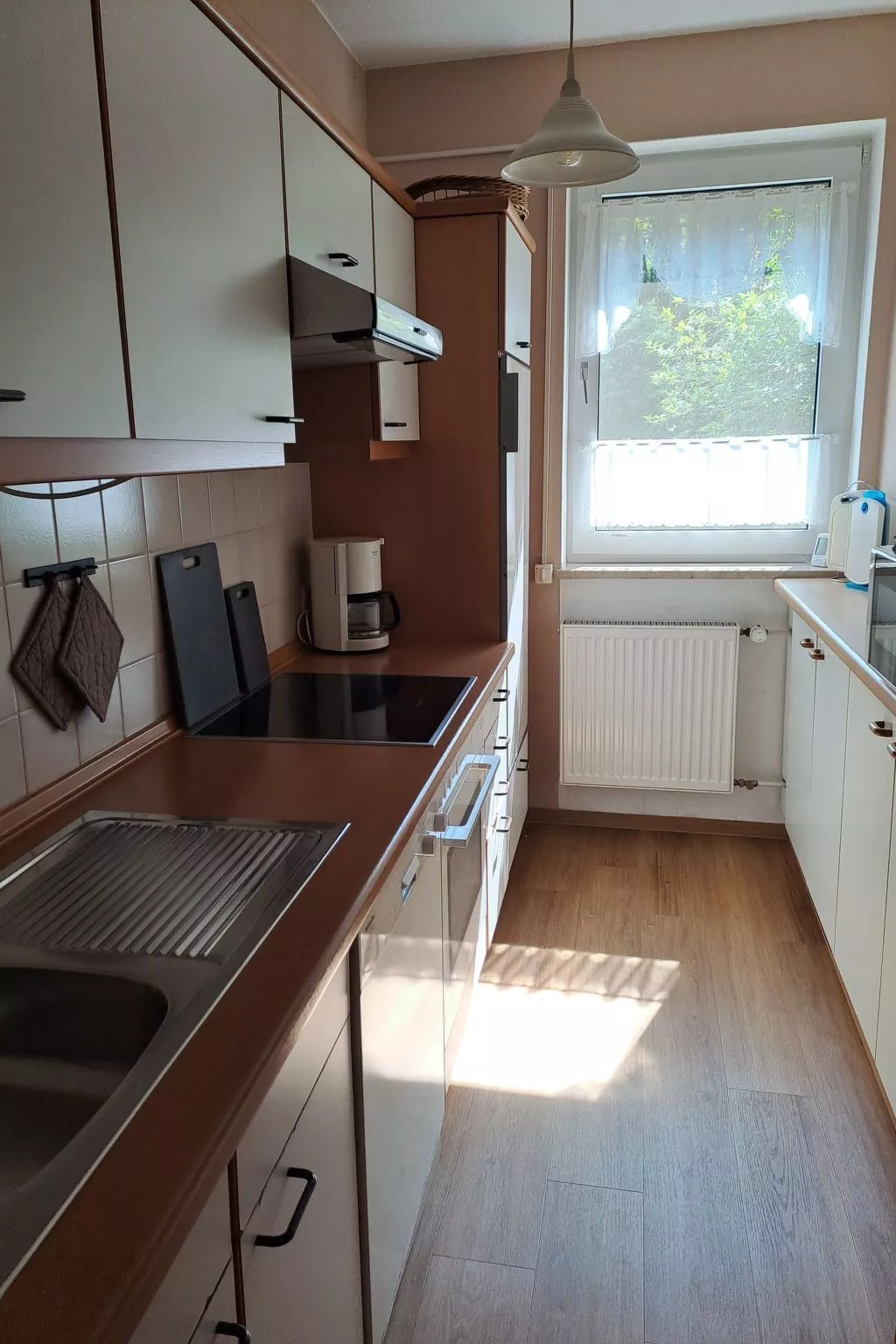 Mit überdachter Terrasse und Carport-Drinnen