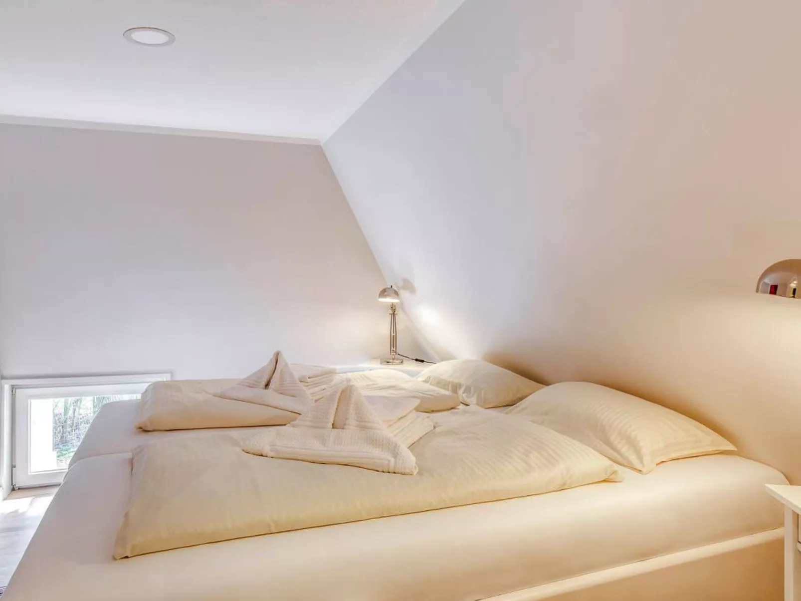 Reetdachhaus inmitten von Wiesen und Feldern-Dedans