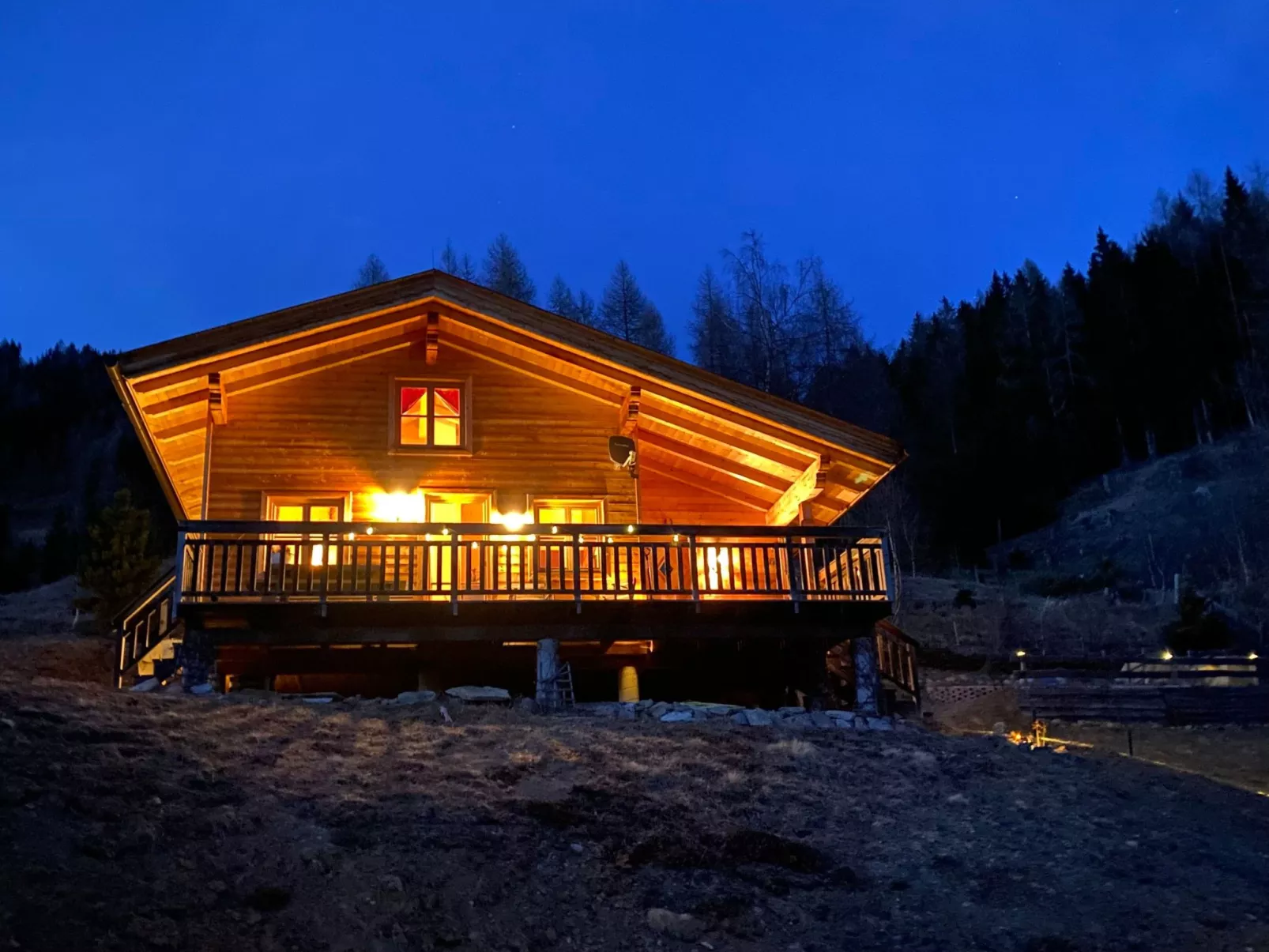 Berghütte mit Blick auf die Berge-Outside