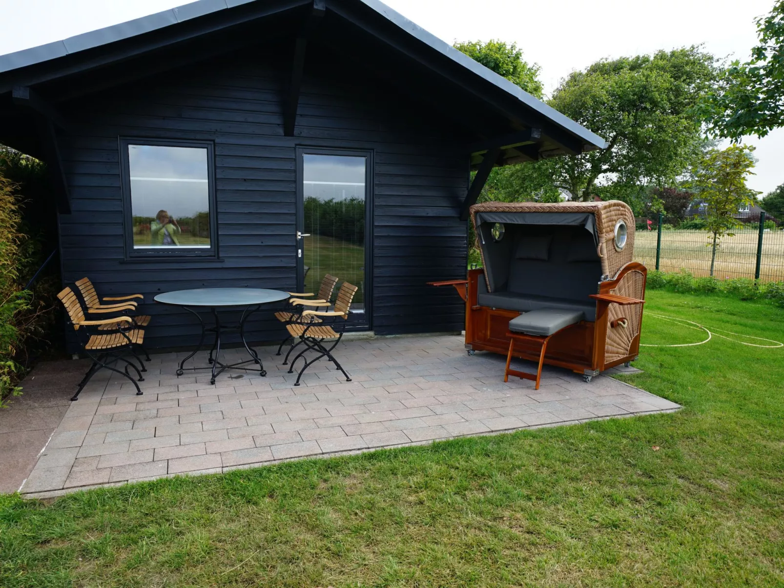 In Großmorsum mit Terrasse und Grill-Dehors