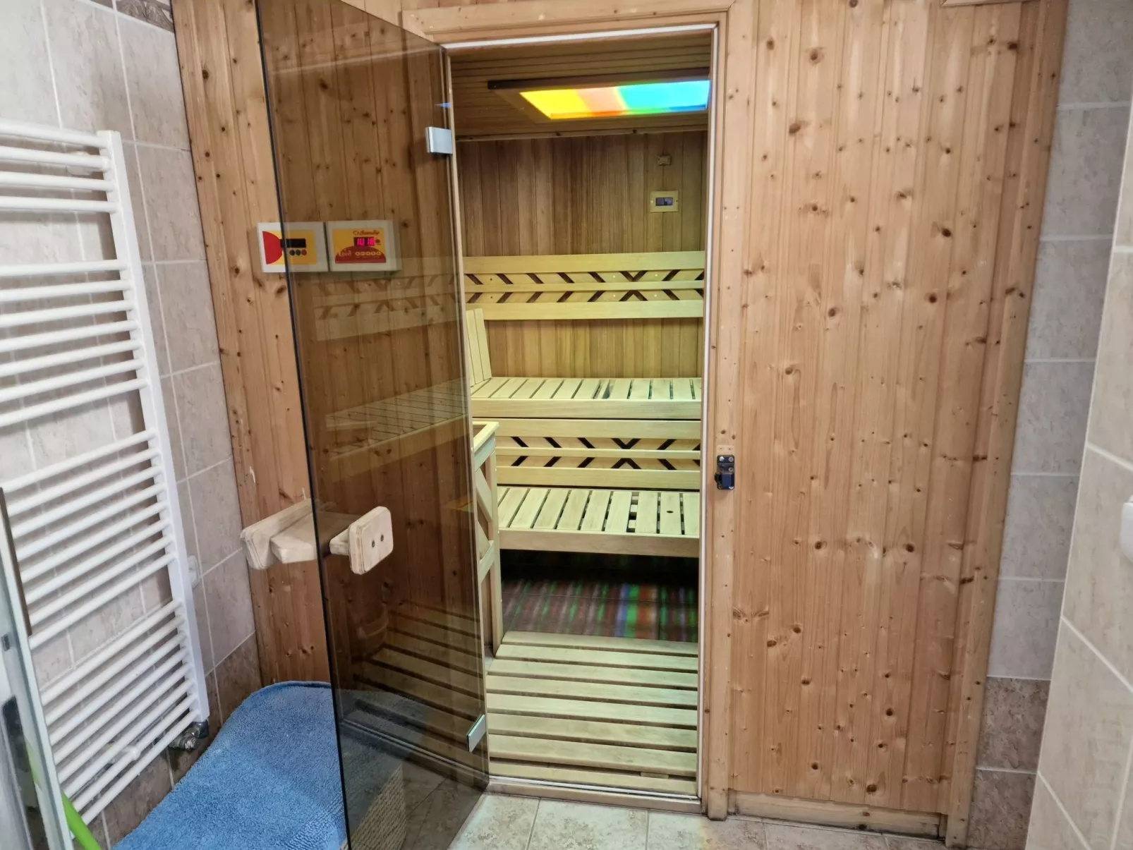 Mit Garten und Pools-Inside